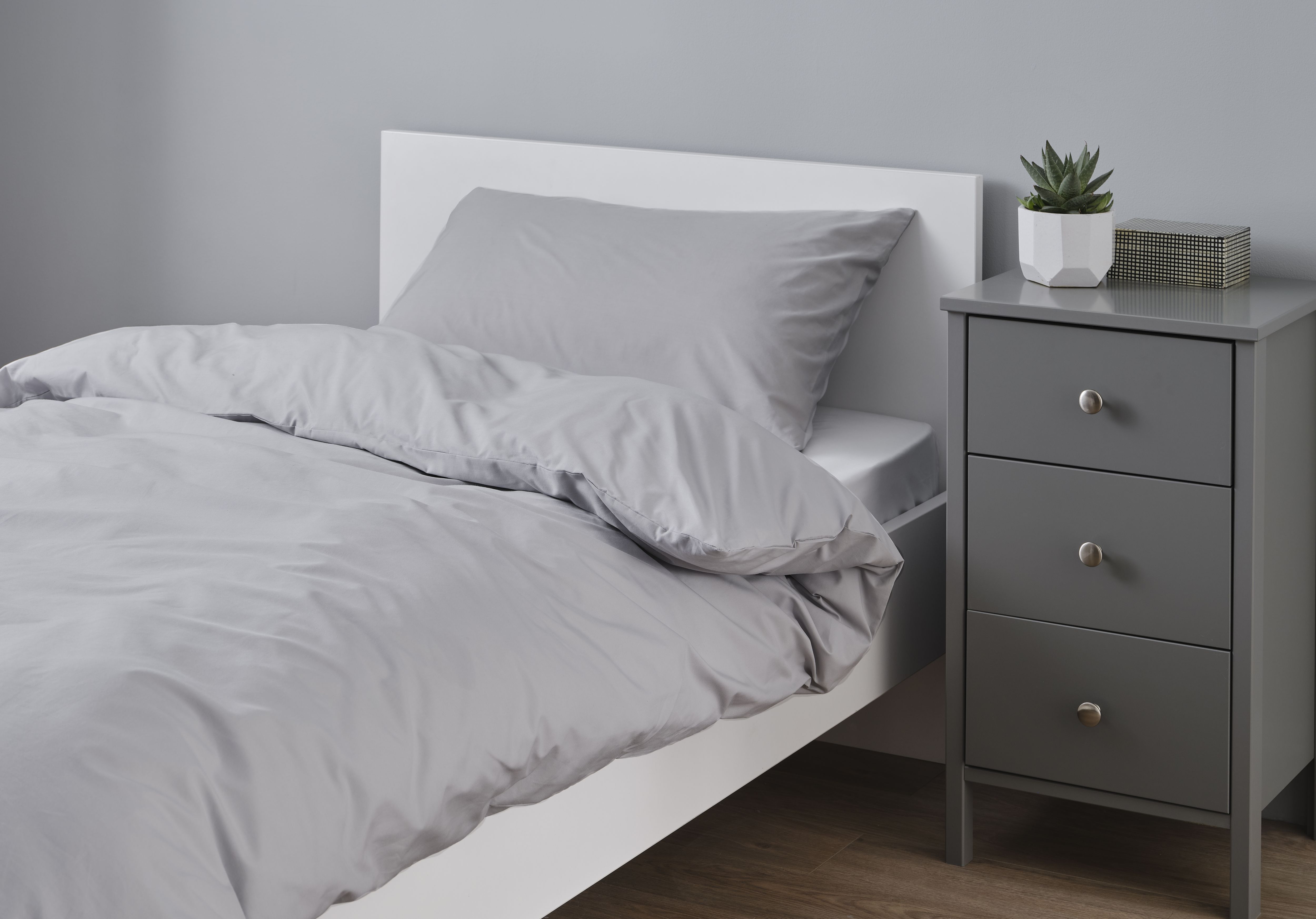 Nia Plain Grey Double Duvet cover & pillow case set