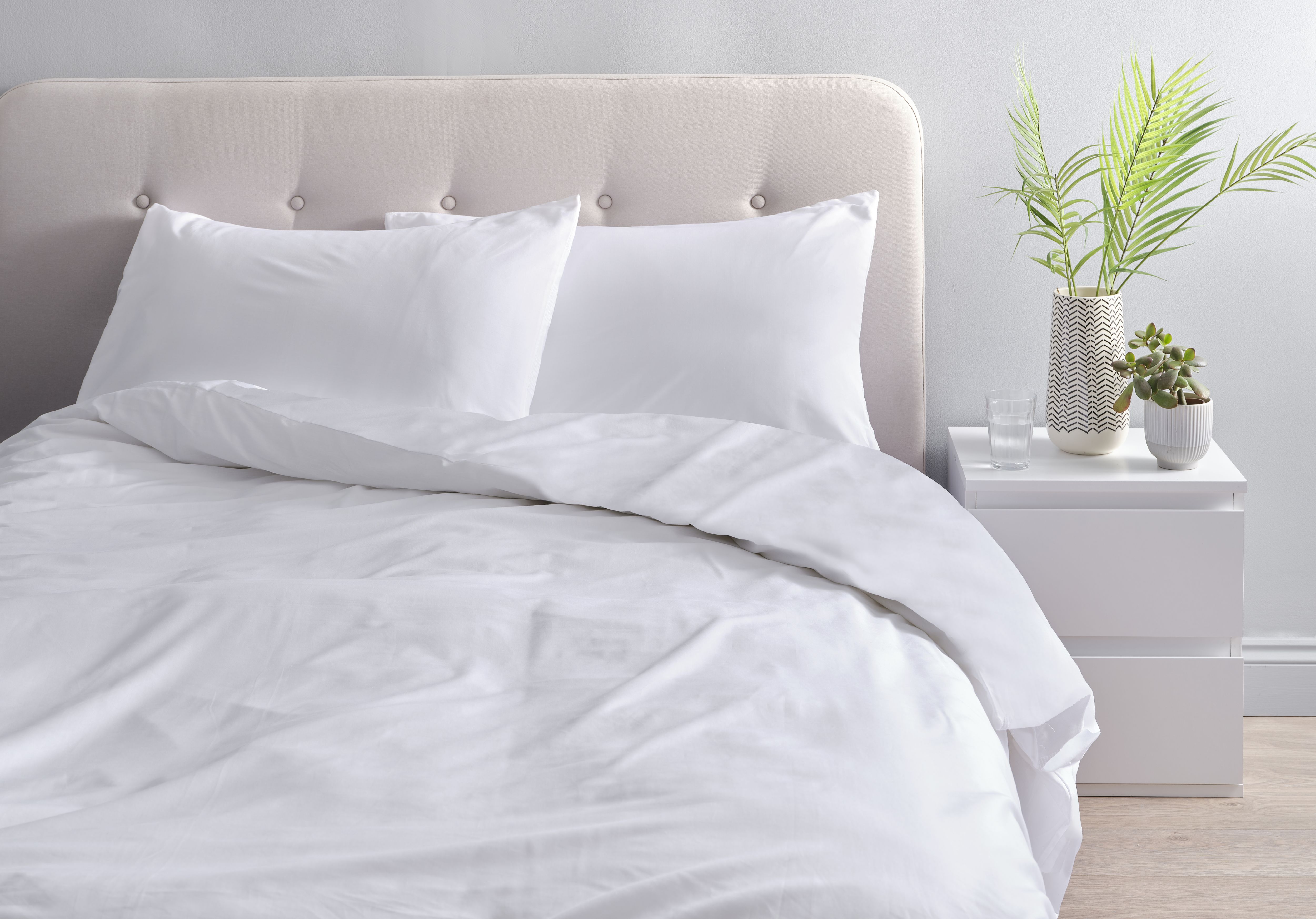 Nia Plain White Double Duvet cover & pillow case set