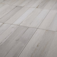 Norwegio Grey Matt Plank Wood effect Ceramic Wall & floor Tile, Pack of 9, (L)573mm (W)322mm