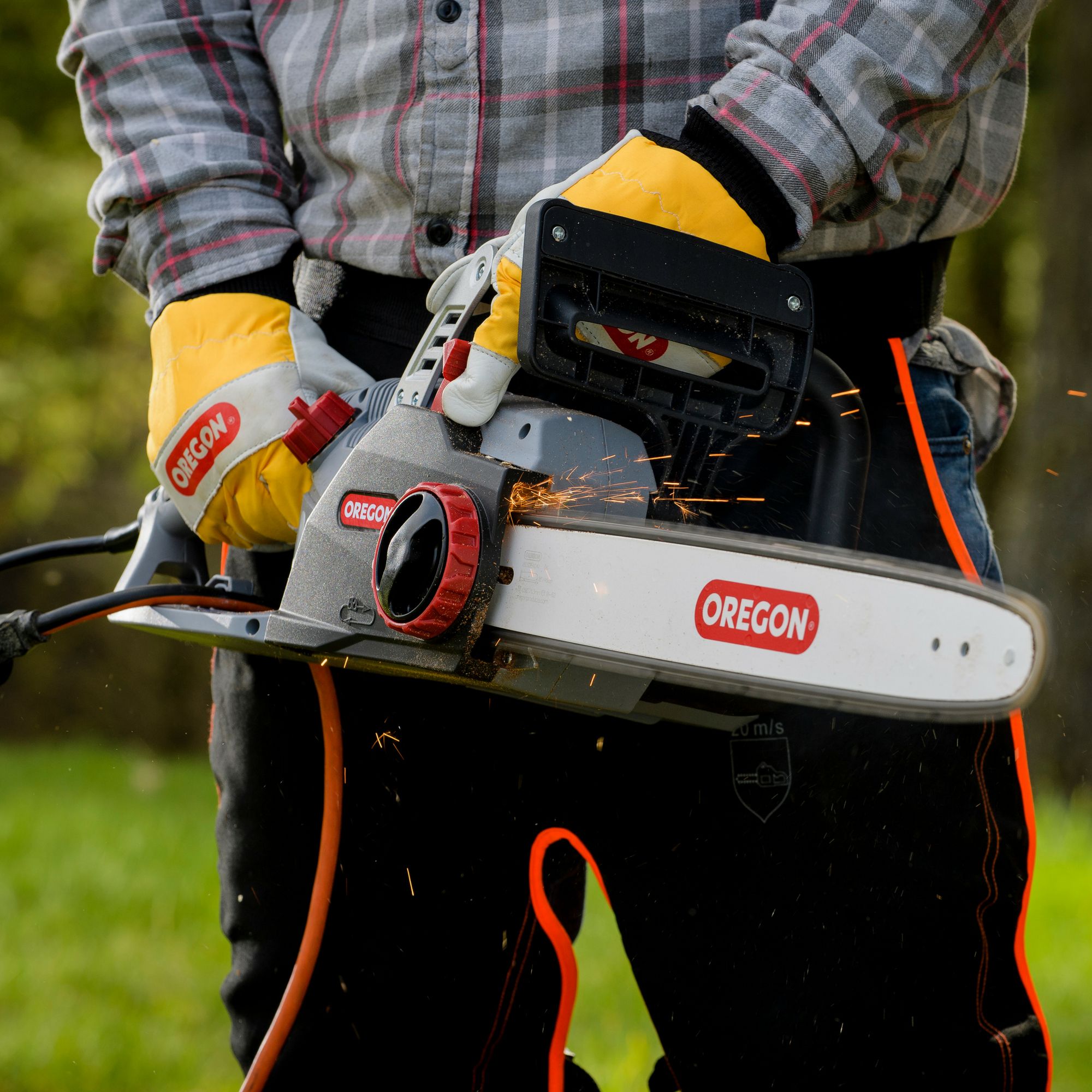 Oregon CS1500-40 2400W 230V Corded 400mm Self sharpening chainsaw