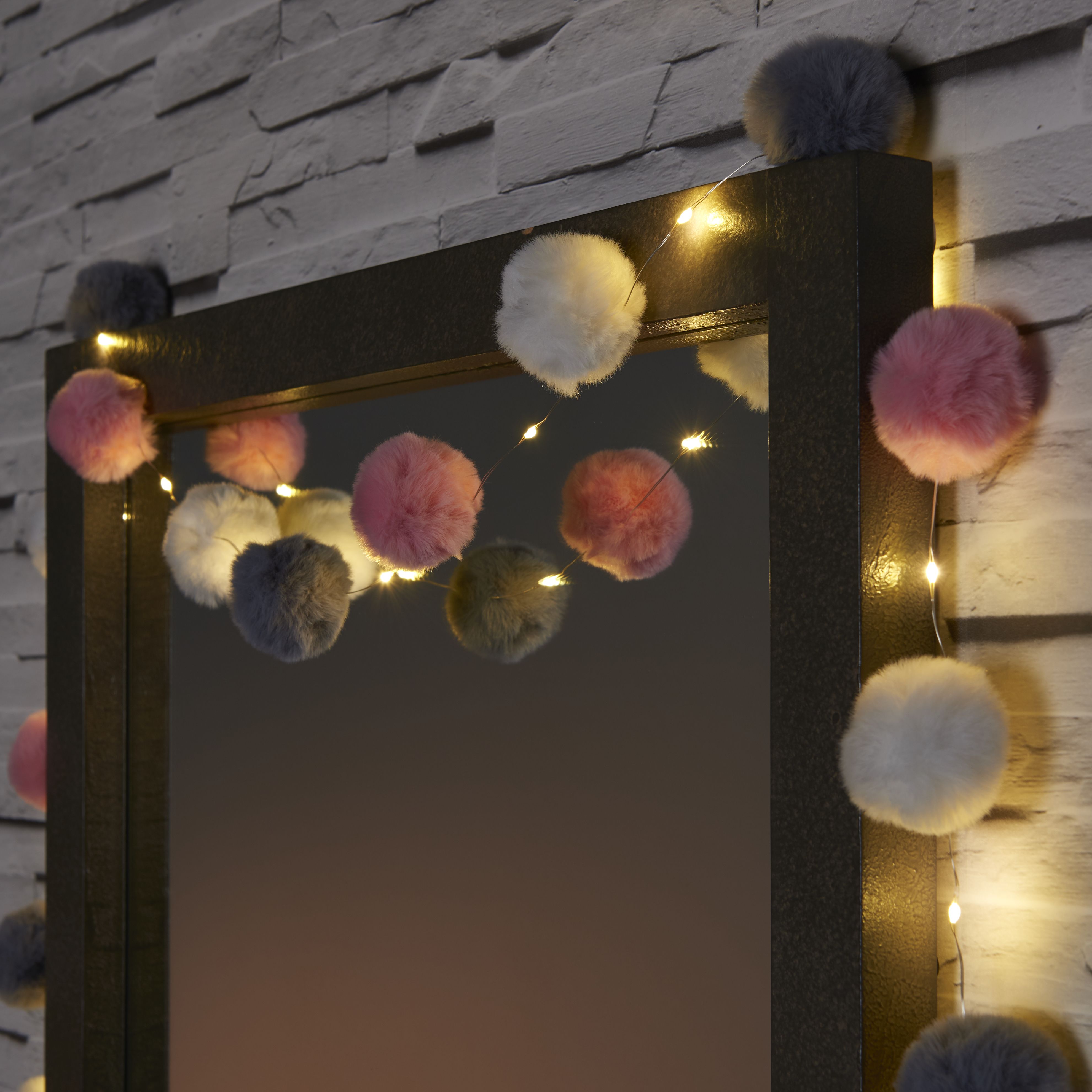 Pom Battery-powered Warm white 16 LED Indoor String lights