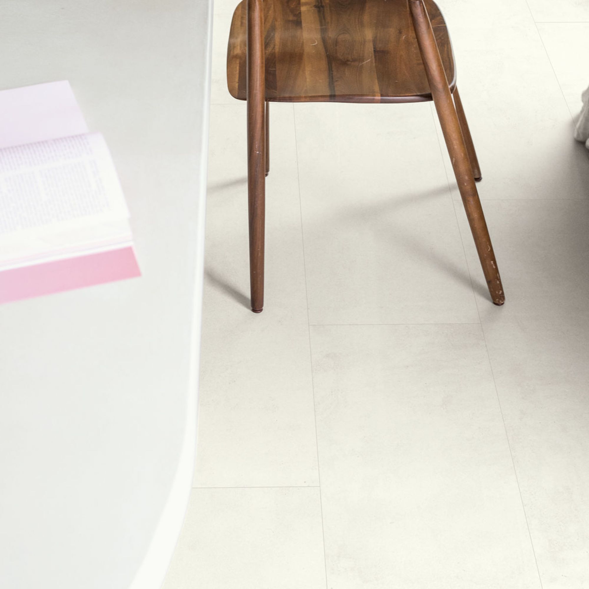 Quick-step Aquanto Kent White Matt Chalk effect Embossed Indoor Floor tile, Pack of 4, (L)1200mm (W)396mm