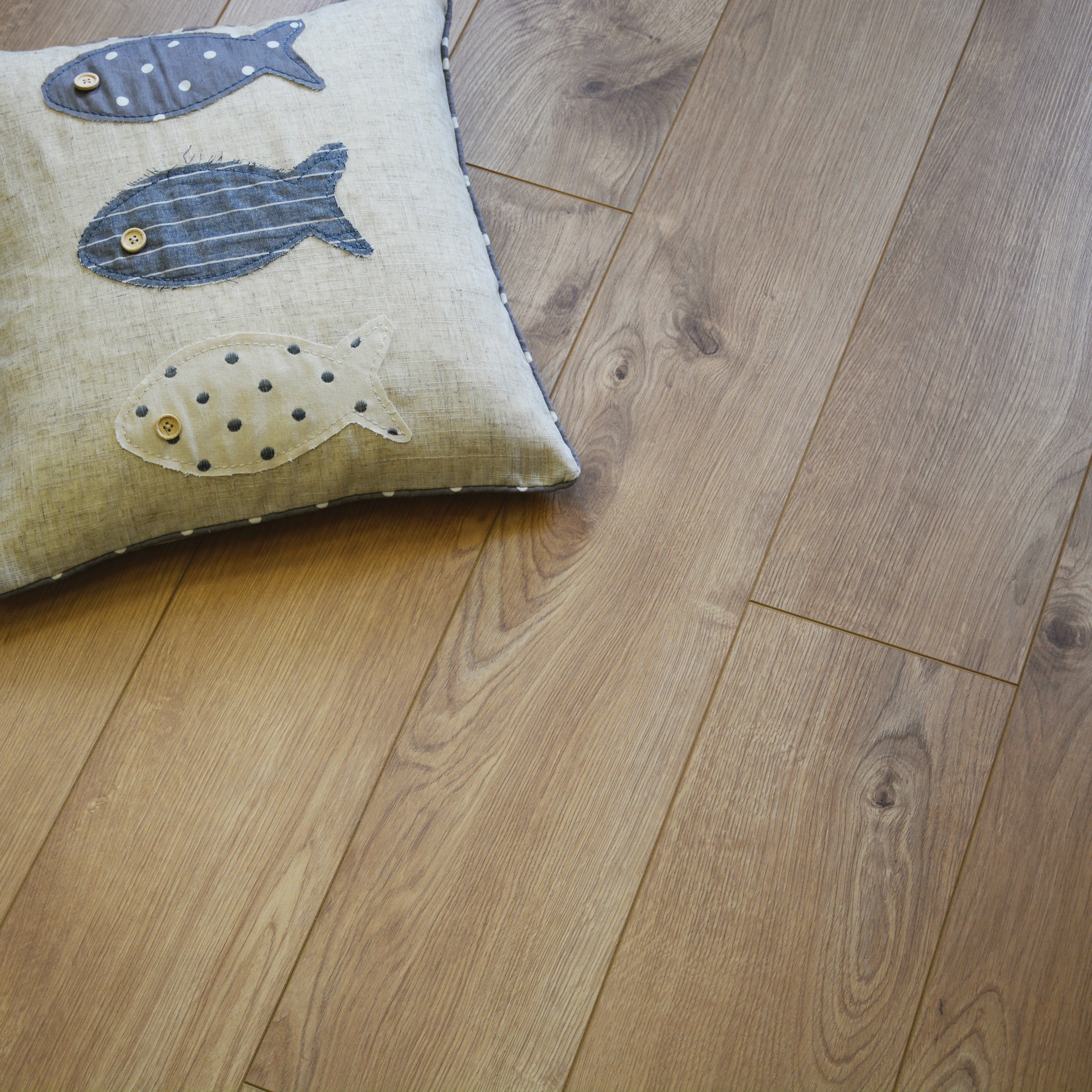 Ravensdale Plank Oak effect Laminate Flooring, 1.48m²