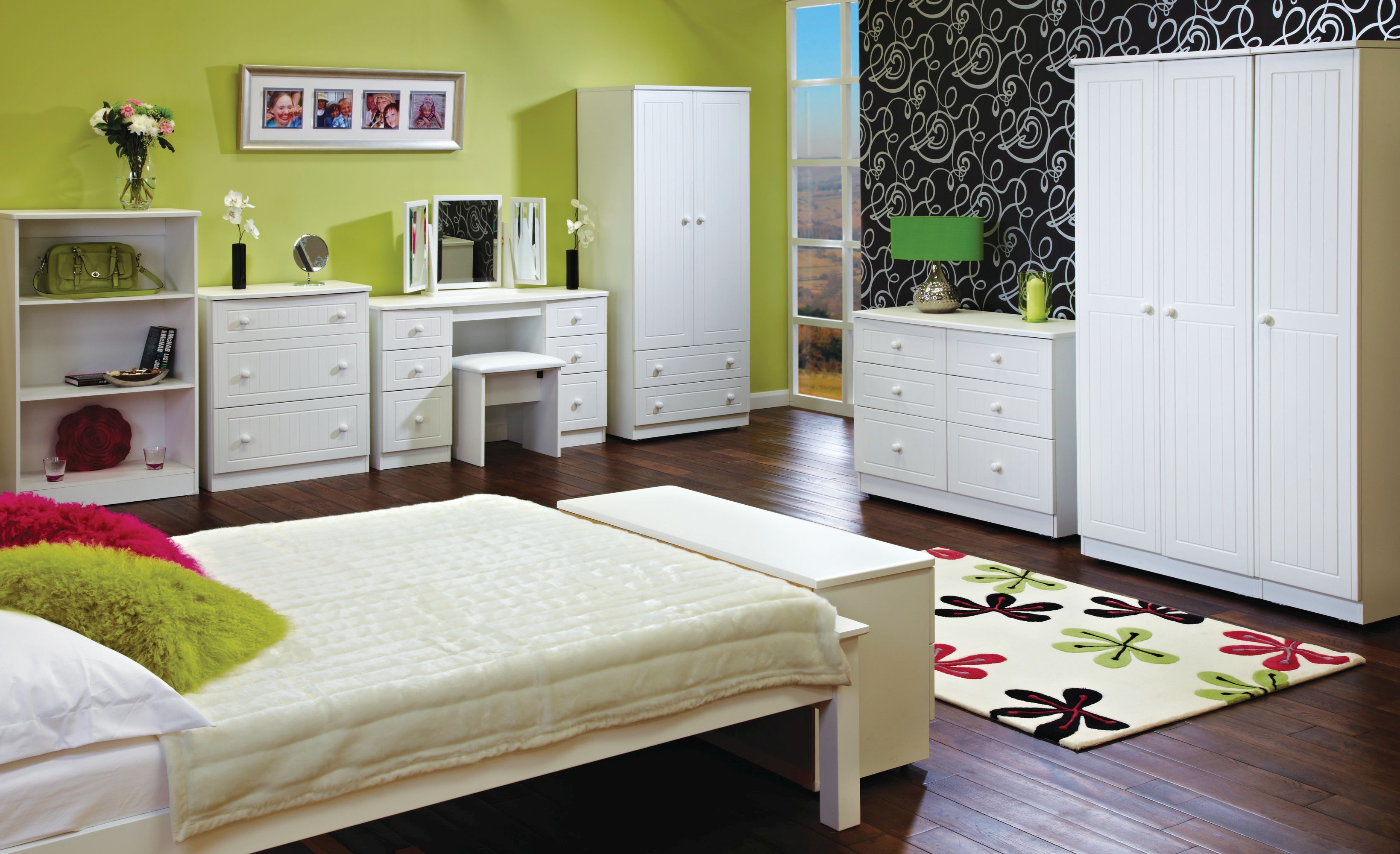 Ready assembled Matt white 4 Drawer Midi Chest of drawers (H)885mm (W)580mm (D)415mm