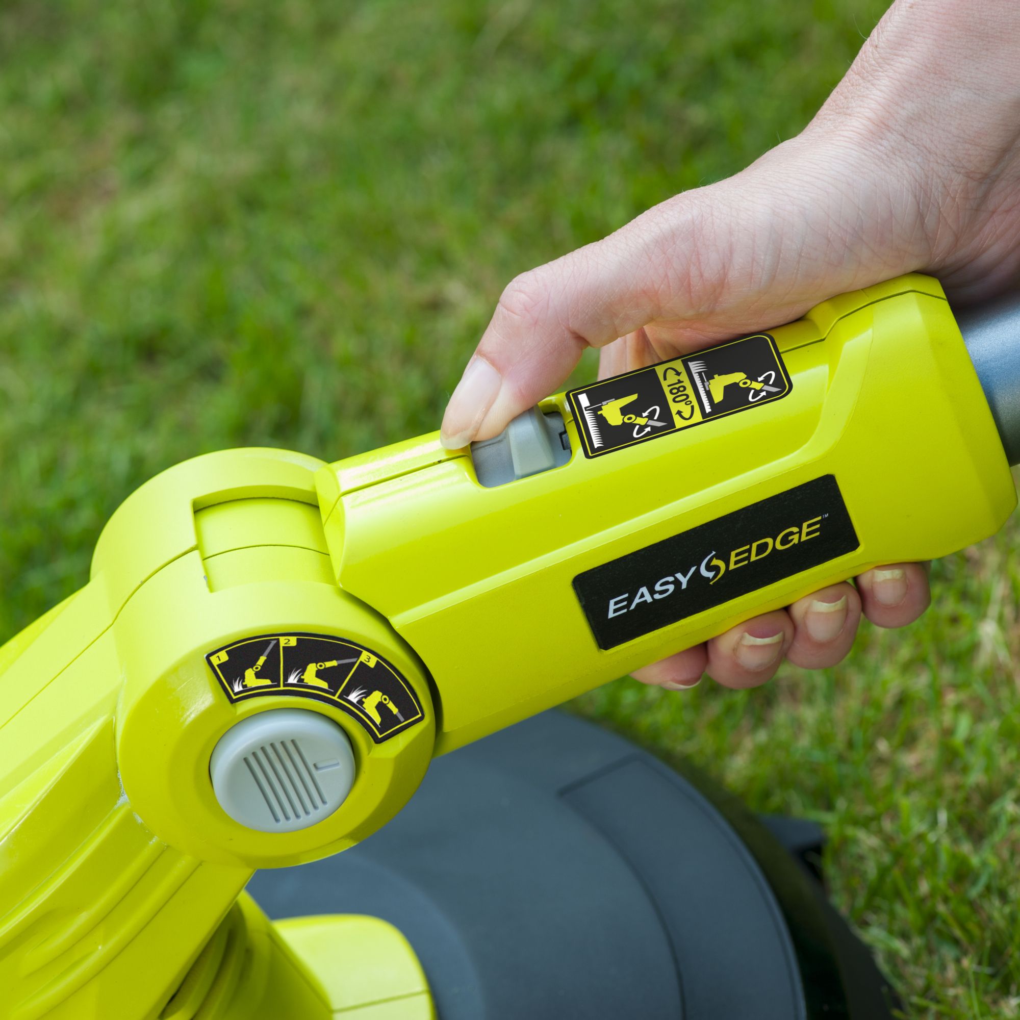 Ryobi ONE+ 18V 300mm Cordless Grass trimmer (1 x 2Ah) - RLT183220S - Refurbished