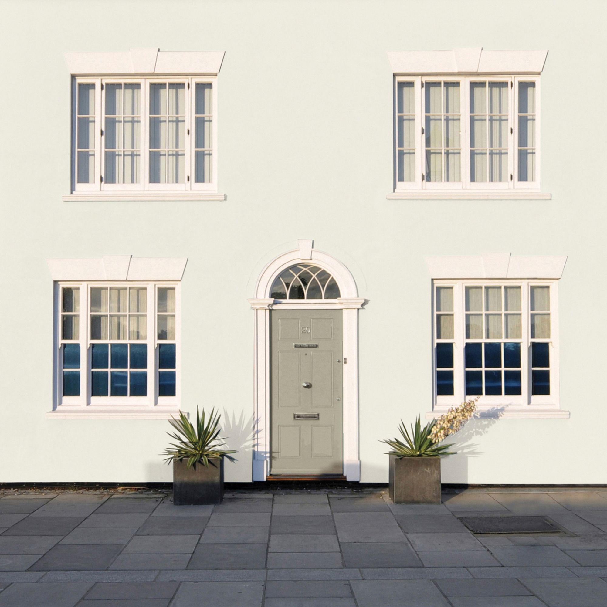 CROWN SANDTEX 5 Litre Ultra Smooth Masonry Paint – Bitter Chocolate Color – Dirt & Mould Resistant, Rainproof In 1 Hour, For Walls & Exterior Surfaces