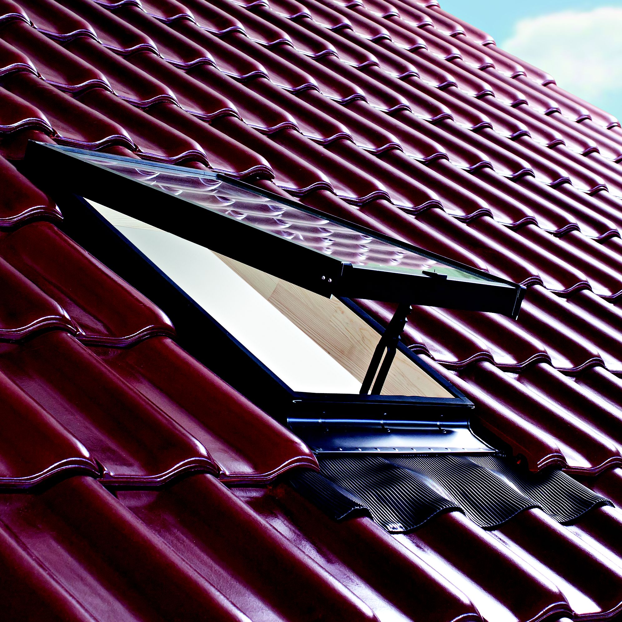 Site Anthracite Aluminium alloy LH Side hung Skylight, (H)600mm (W)470mm