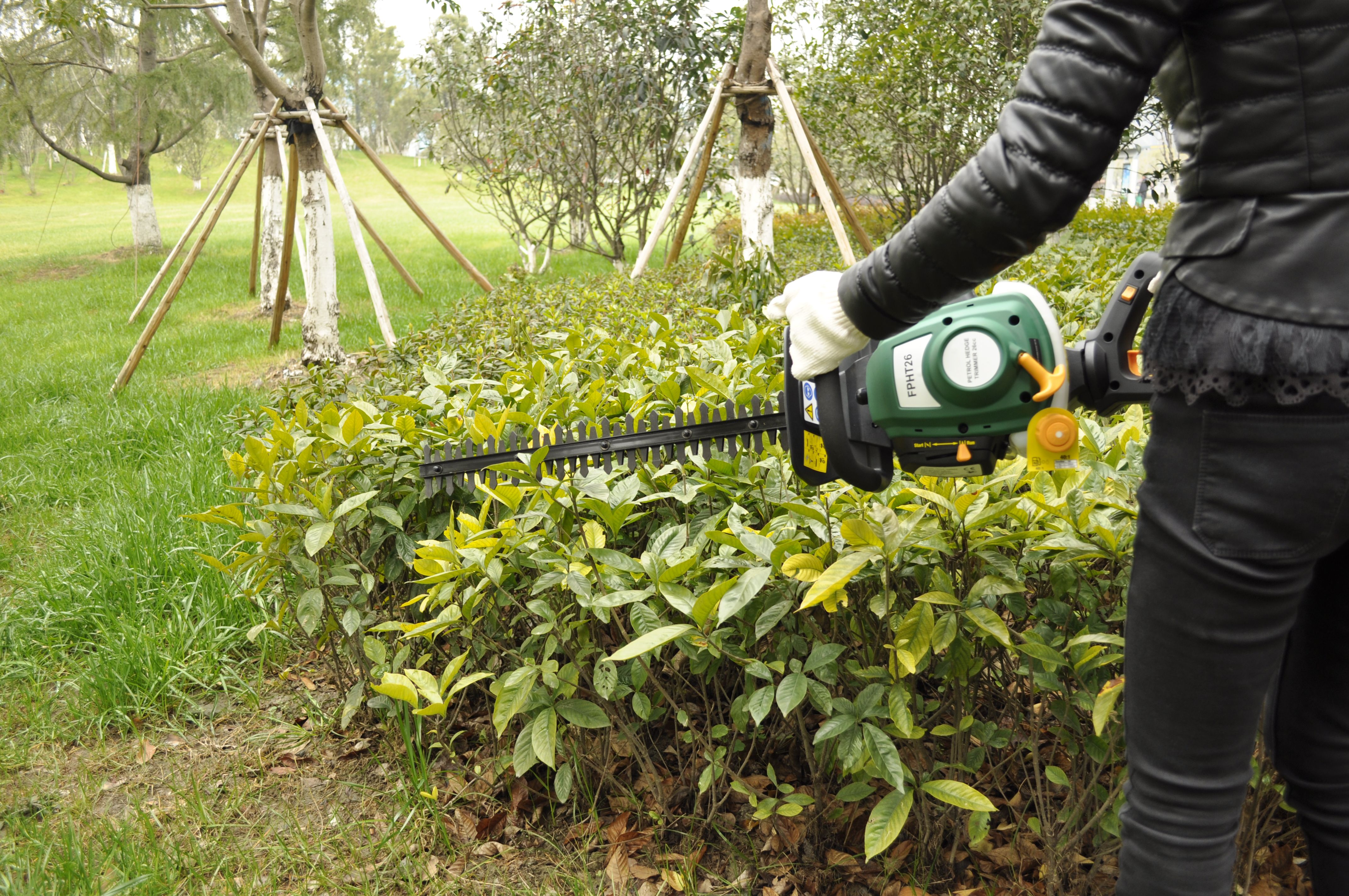 B&q petrol hedge deals trimmer