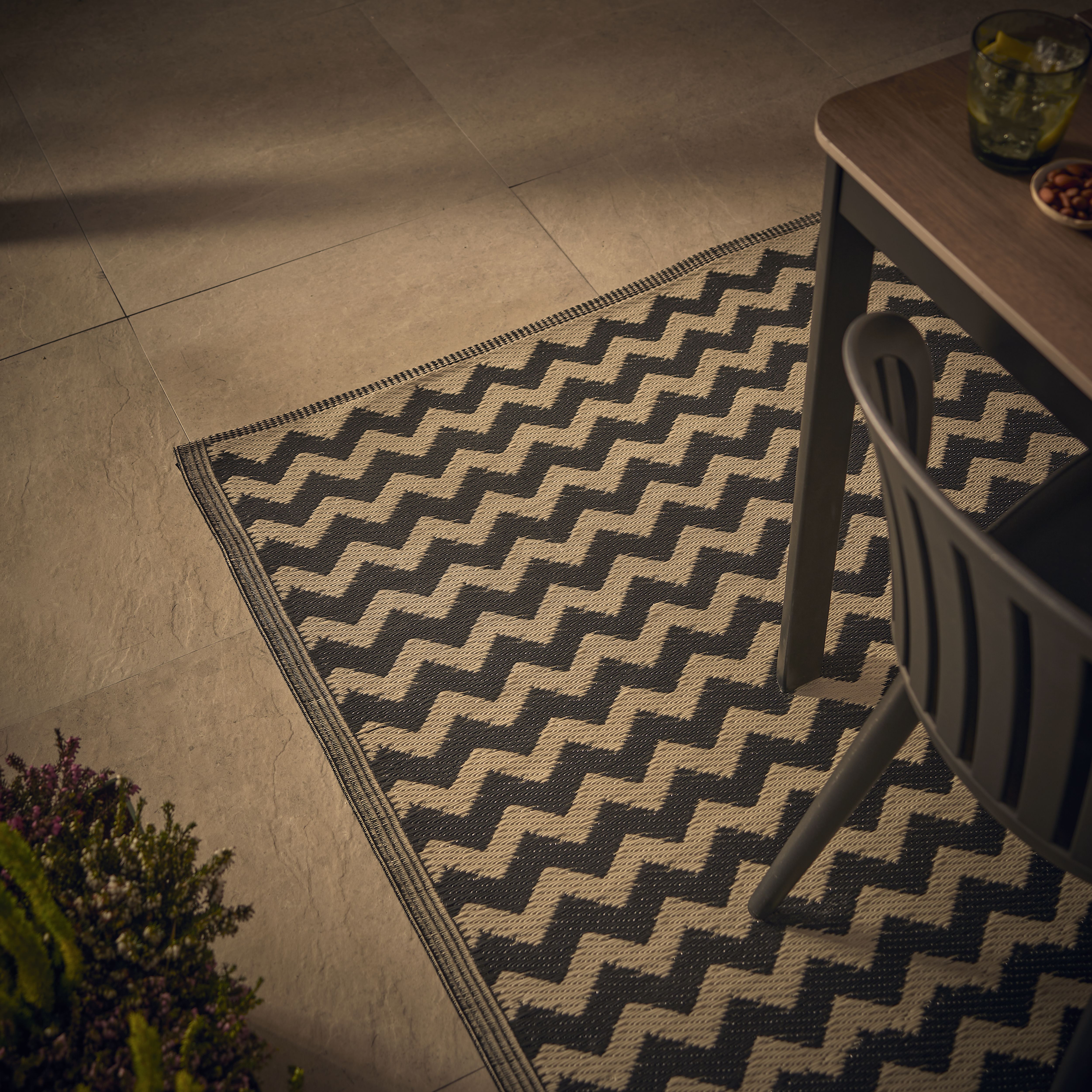 Smart Garden Alfresco Black & White Zig Zag Outdoor Rug, (L)210cm x (W)150cm