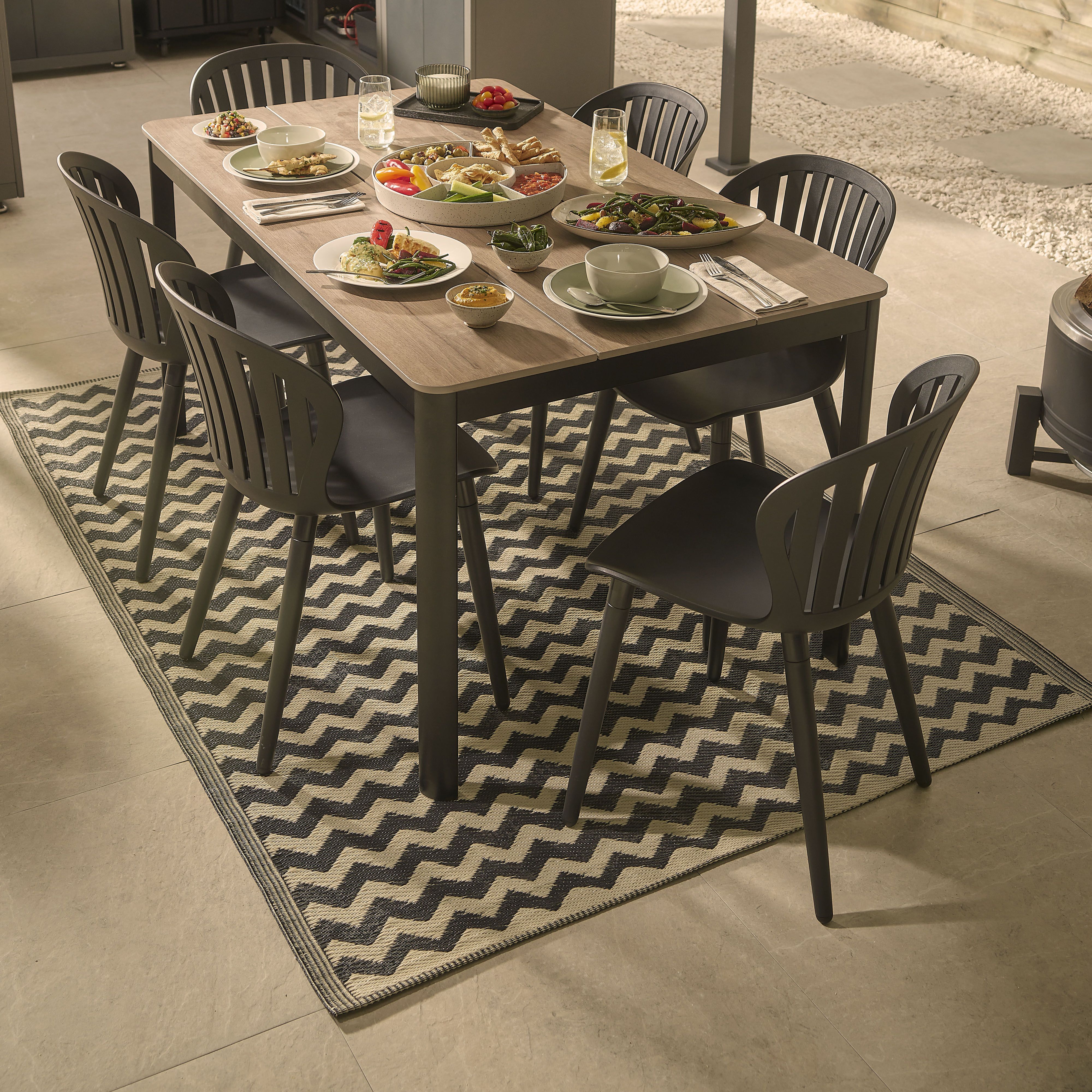 Smart Garden Alfresco Black & White Zig Zag Outdoor Rug, (L)210cm x (W)150cm