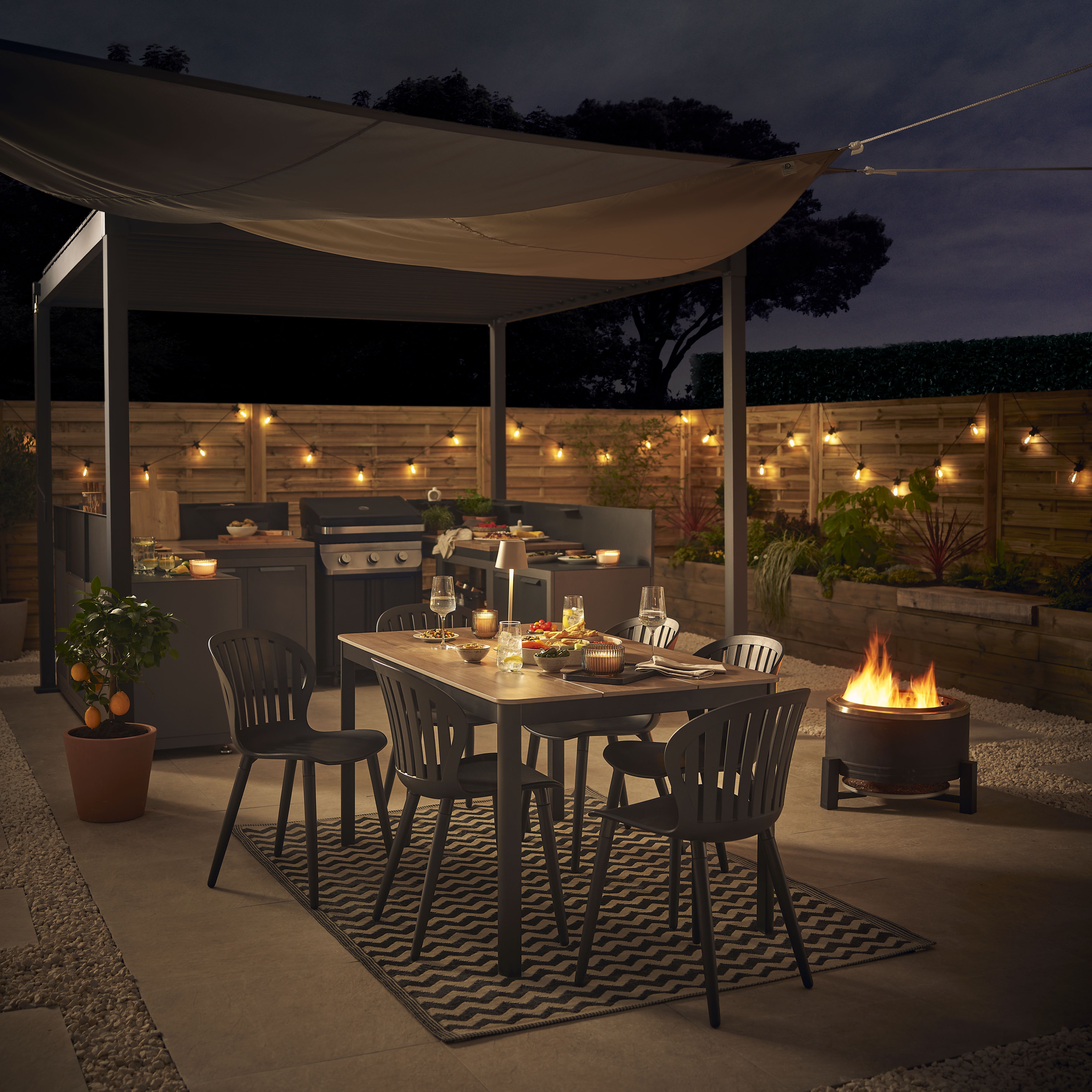 Smart Garden Alfresco Black & White Zig Zag Outdoor Rug, (L)210cm x (W)150cm