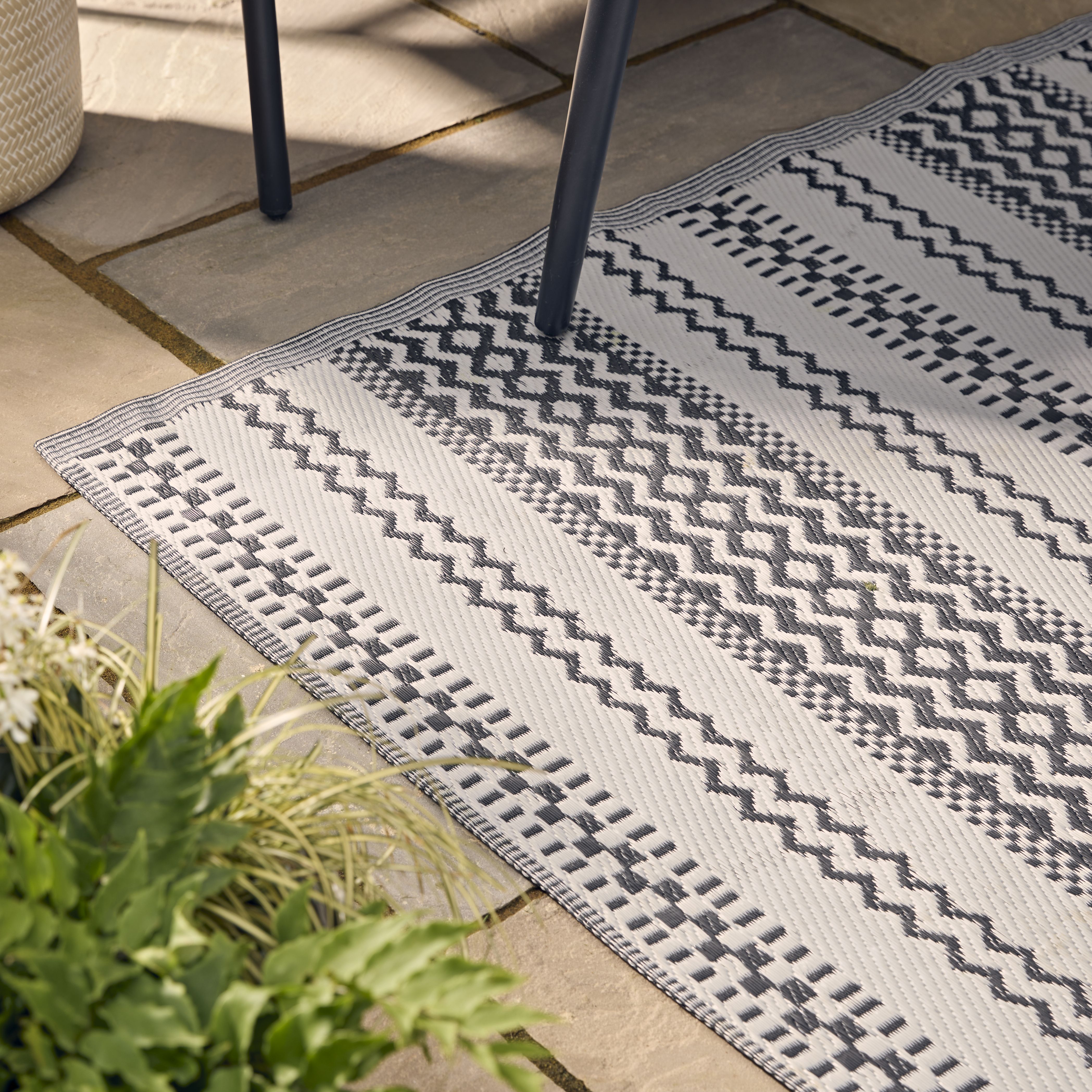 Smart Garden Black Geometric Extra large Outdoor Rug, (L)240cm x (W)180cm