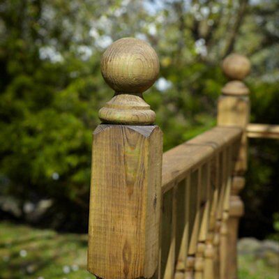 Spruce Colonial Ball top Post cap, (H)127mm (W)82mm