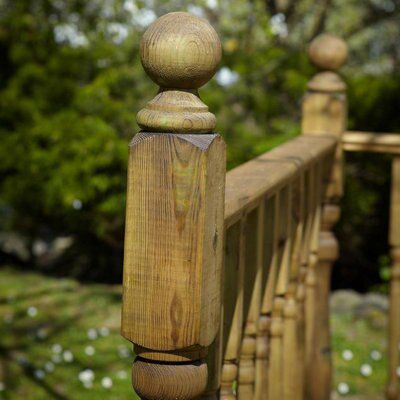 Spruce Colonial Deck post (H)1.22m (W)90mm
