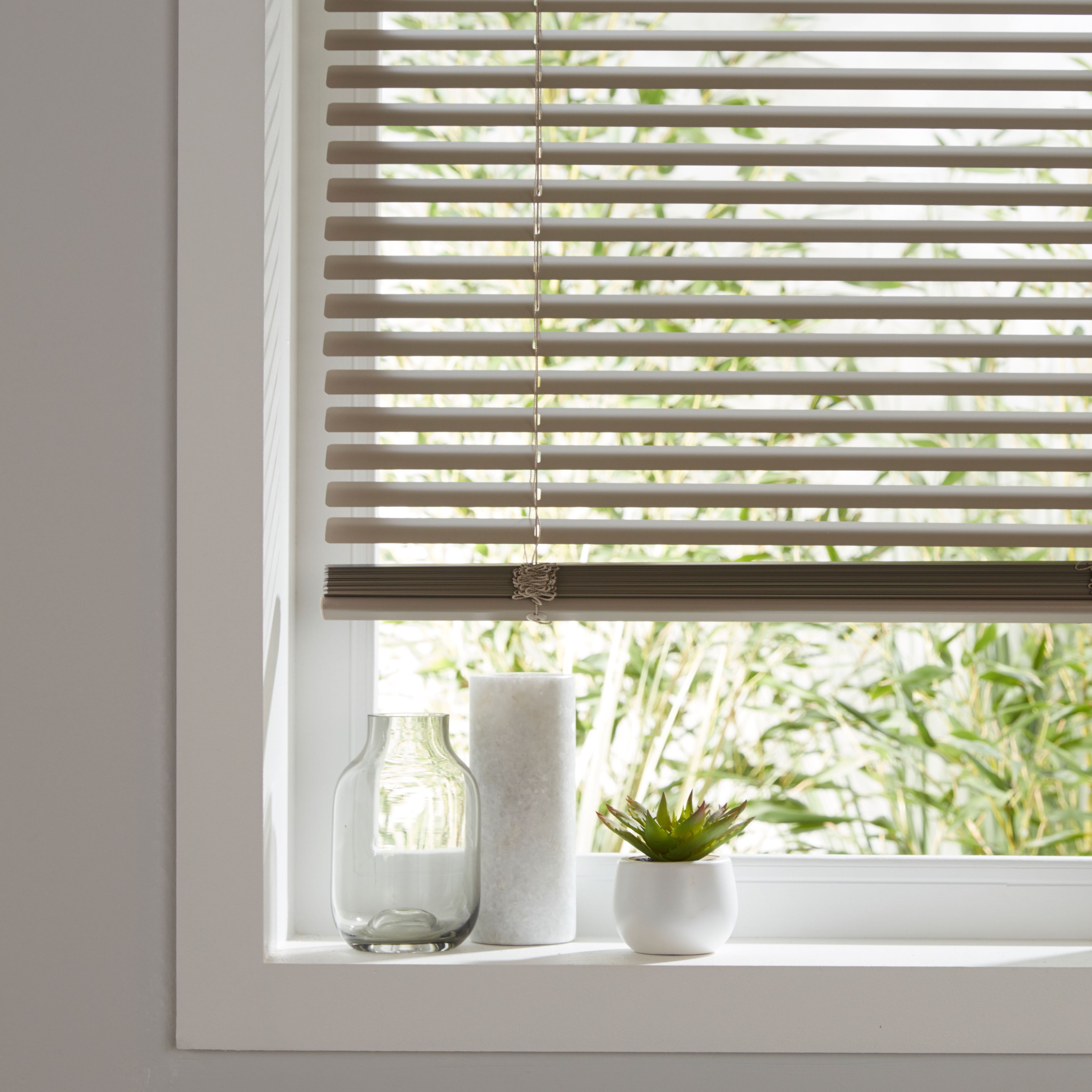 Studio Linen Aluminium Venetian Blind (W)55cm (L)180cm