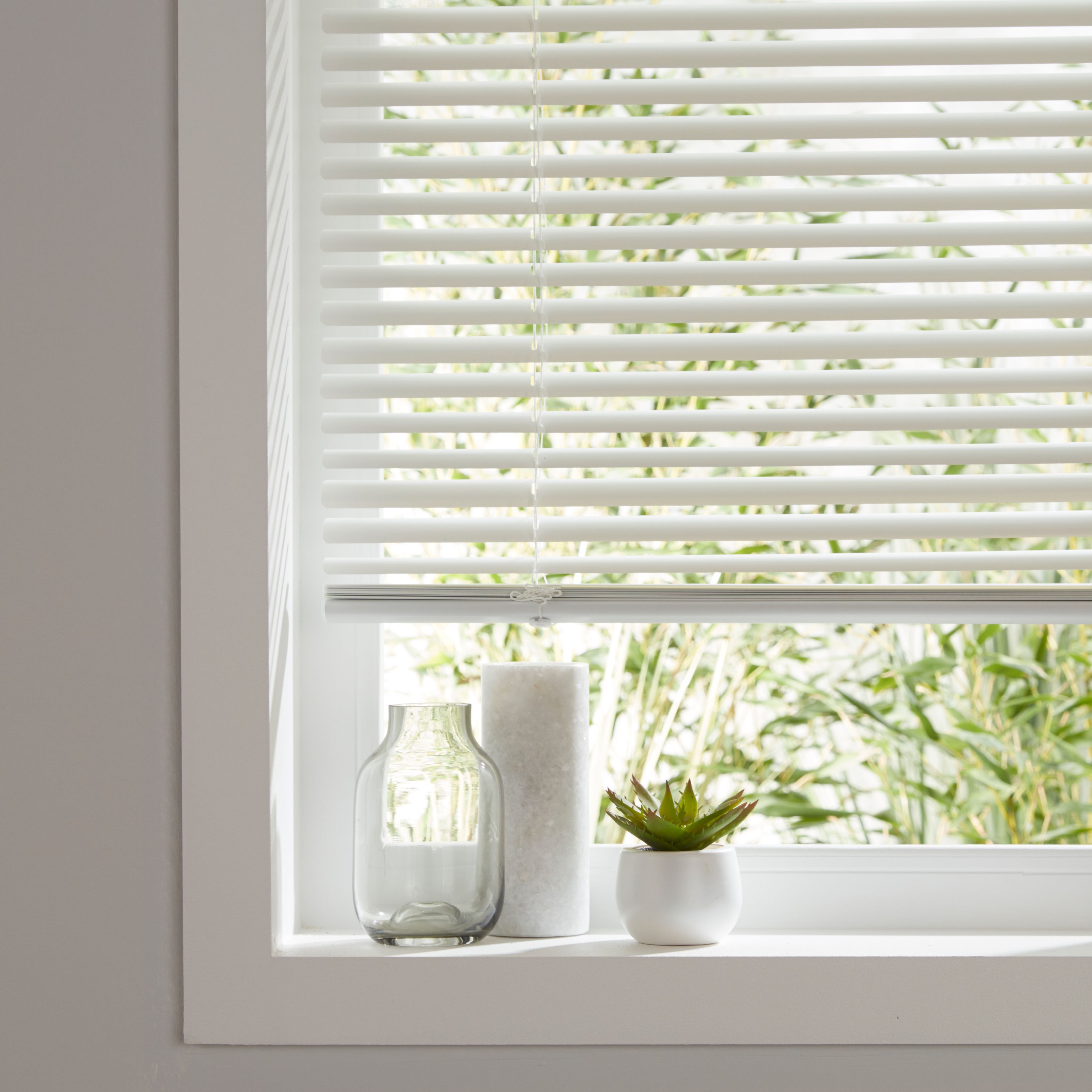 Studio White Aluminium Venetian Blind (W)120cm (L)180cm