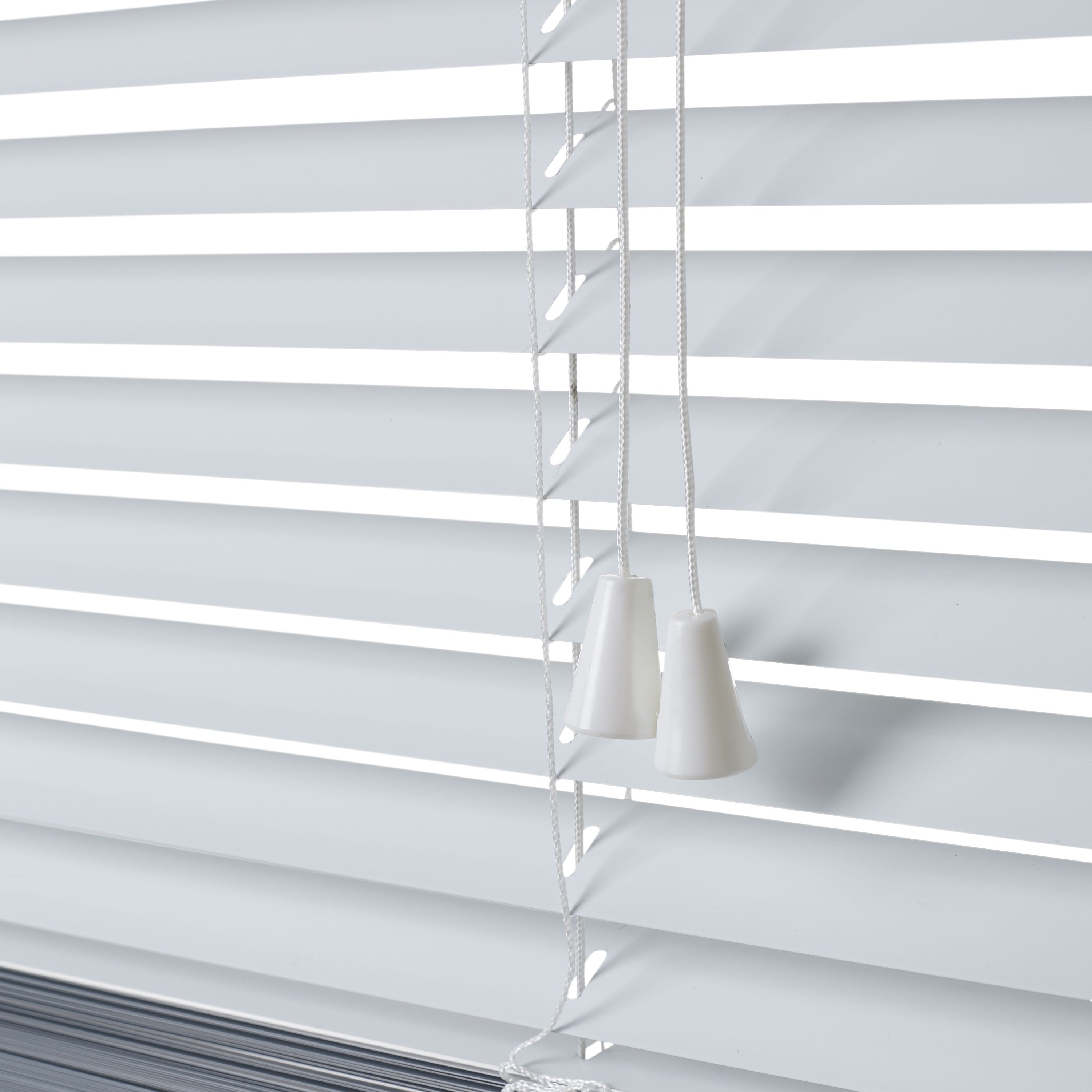 Studio White Aluminium Venetian Blind (W)55cm (L)180cm