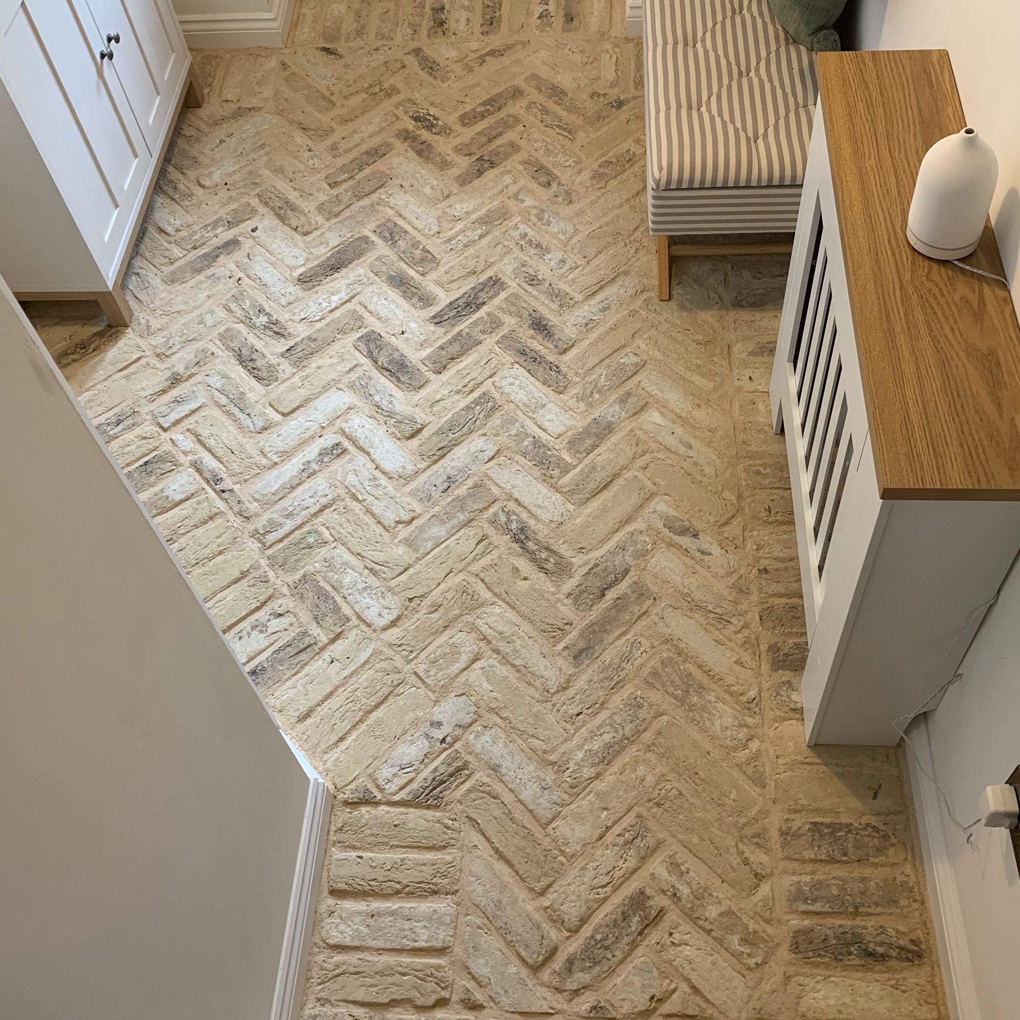 The Brick Tile Company Reclaimed Tumbled Cream Brick slip (L)215mm (W)65mm (T)22mm Pack of 35