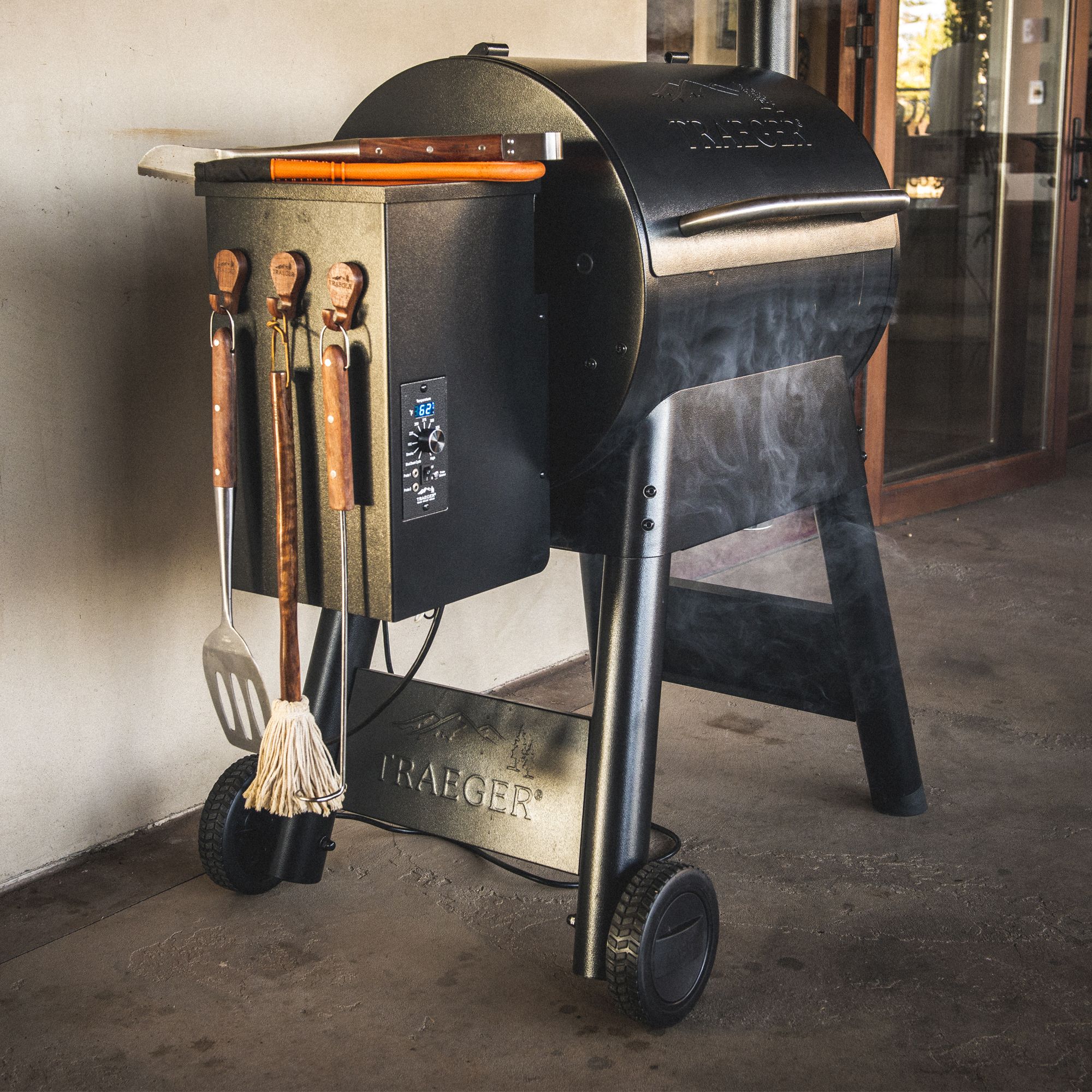 Traeger Black Pro Series 22 Wood pellet grill smoker