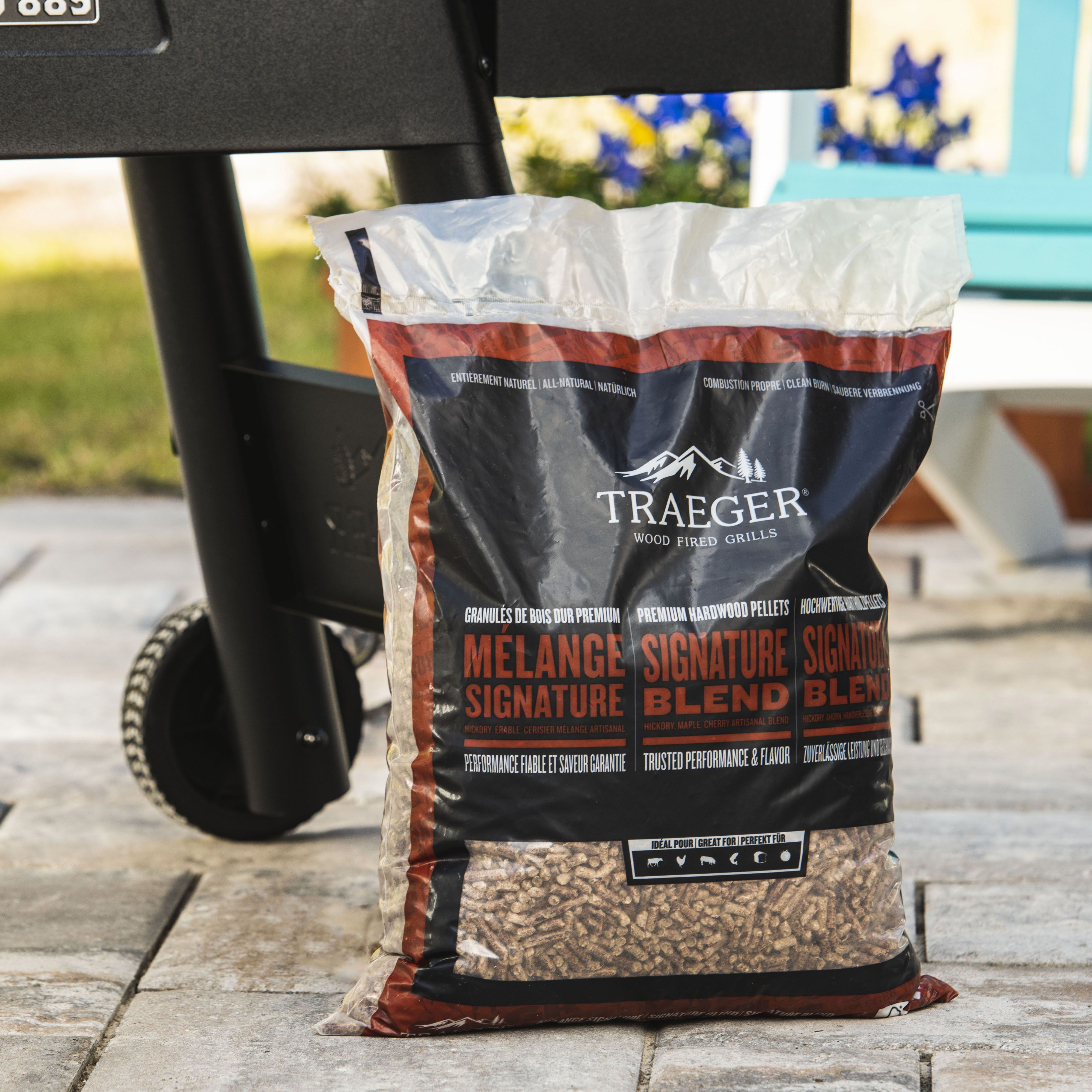 Traeger Signature blend Hardwood Wood pellets 9100g DIY at B Q