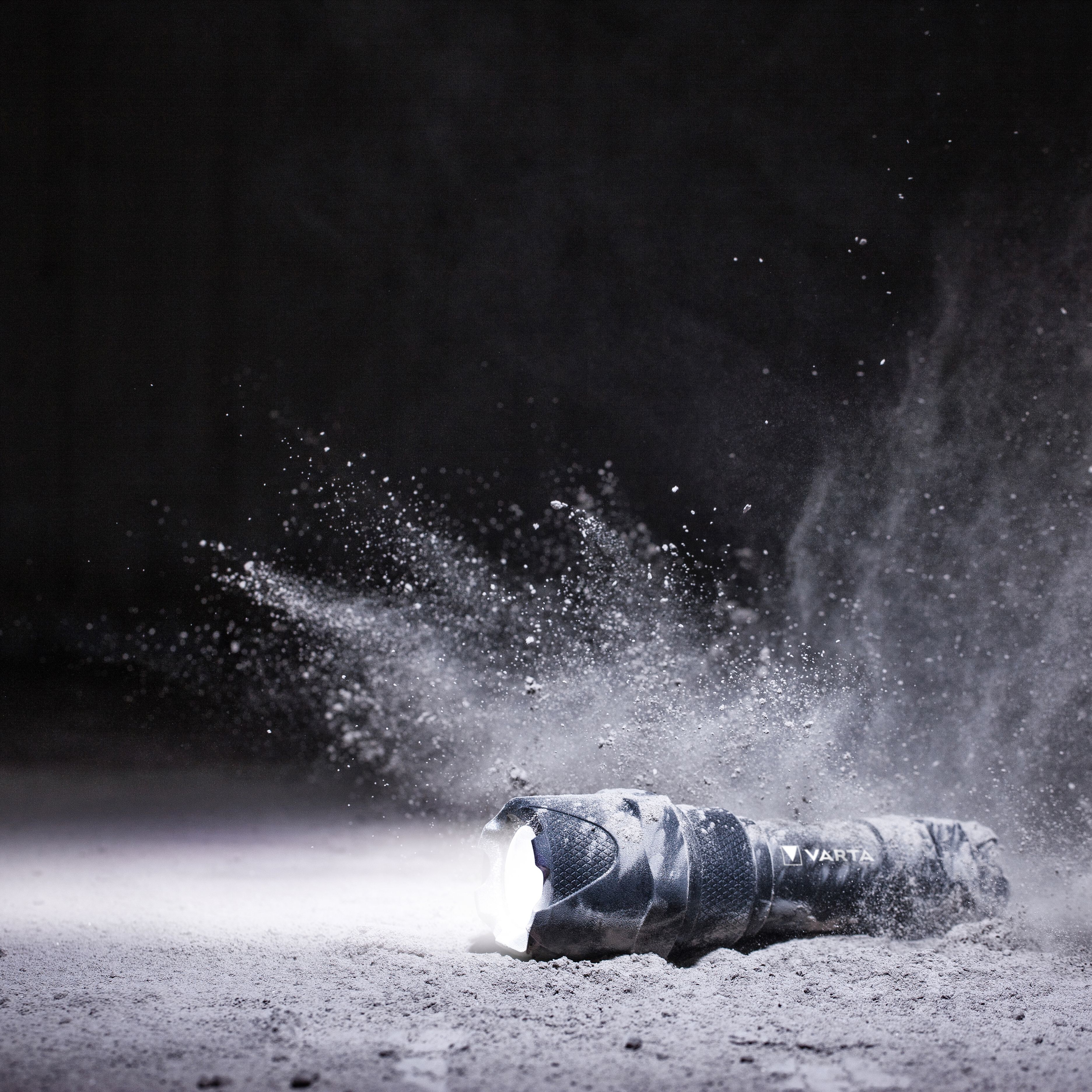 Varta Indestructible Black 300lm LED Battery-powered Torch