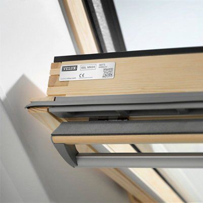 Velux Pine Centre pivot Roof window, (H)1600mm (W)940mm