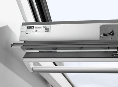 Velux Pivothung White Timber Centre pivot Roof window, (H)980mm (W)550mm