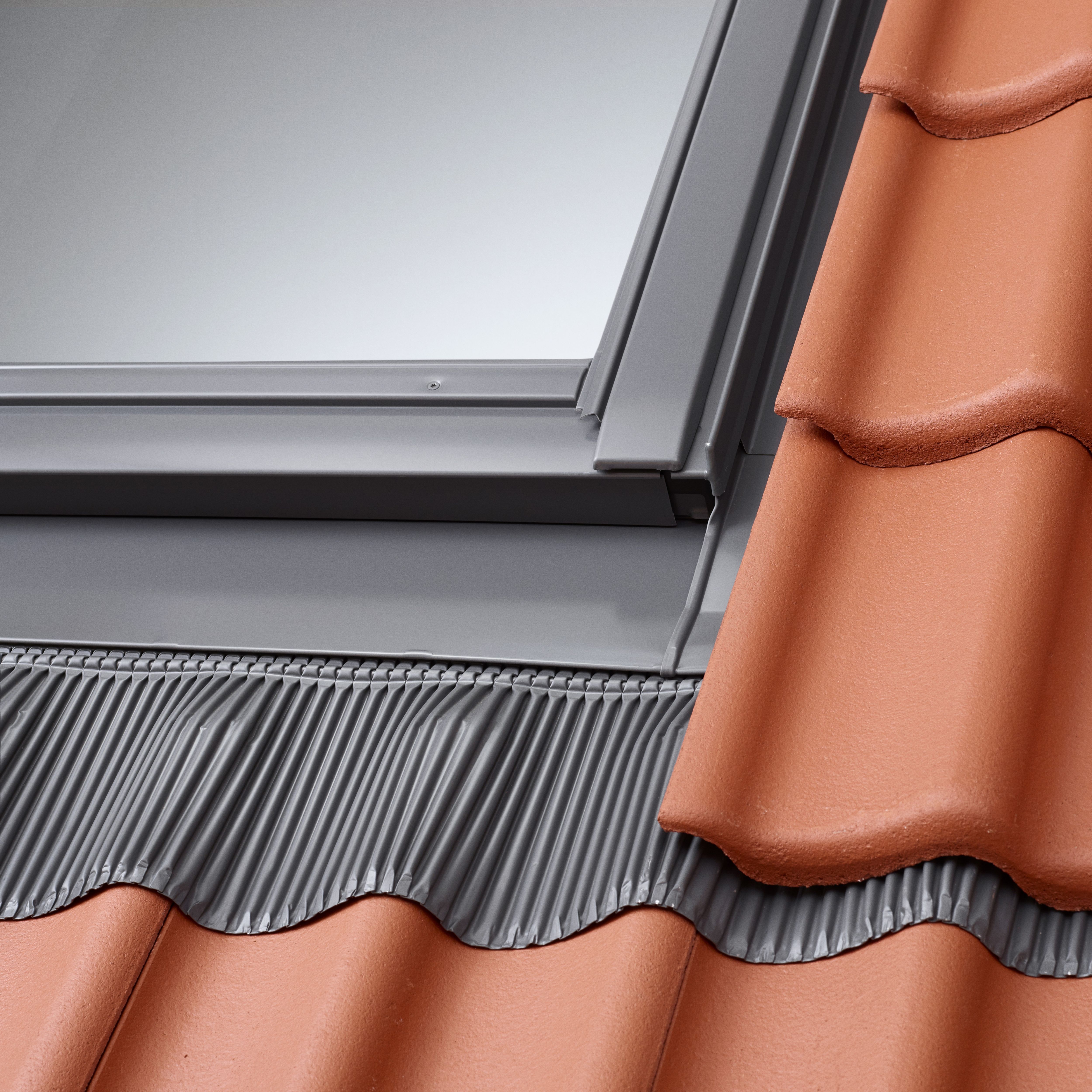 Velux Pro+ Grey Aluminium Tile flashing (W)1140mm x