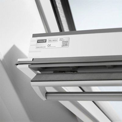 Velux White Timber Centre pivot Roof window, (H)1600mm (W)940mm