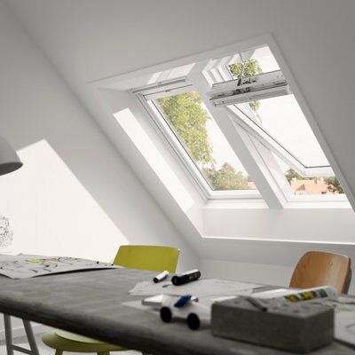 Velux White Timber Centre pivot Roof window, (H)980mm (W)550mm
