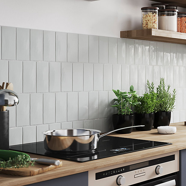 Vernisse Rectangular Light Grey Gloss Plain Ceramic Wall Tile Sample Diy At B Q - Light Grey Gloss Kitchen Wall Tiles