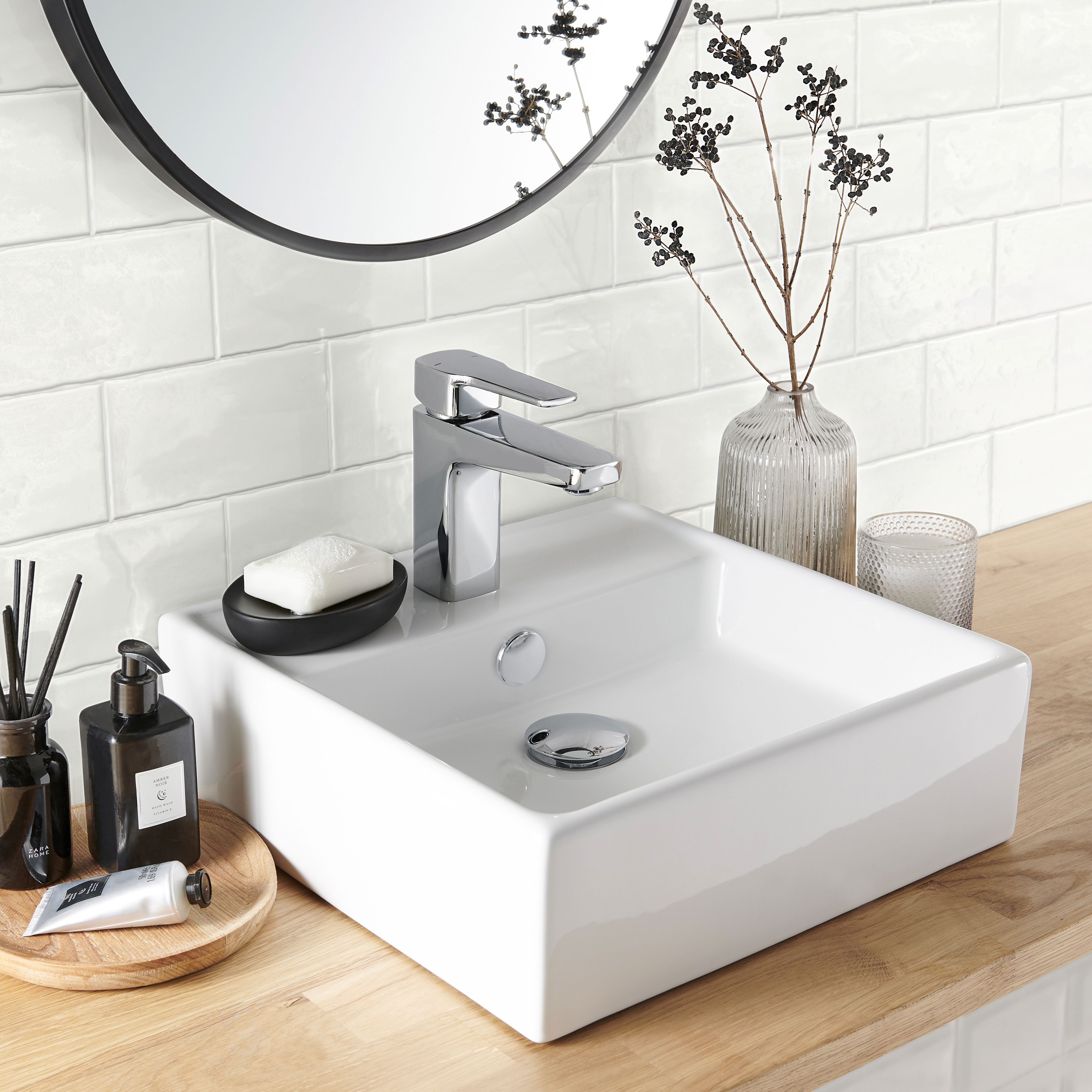 Vernisse White Gloss Plain Ceramic Indoor Wall tile