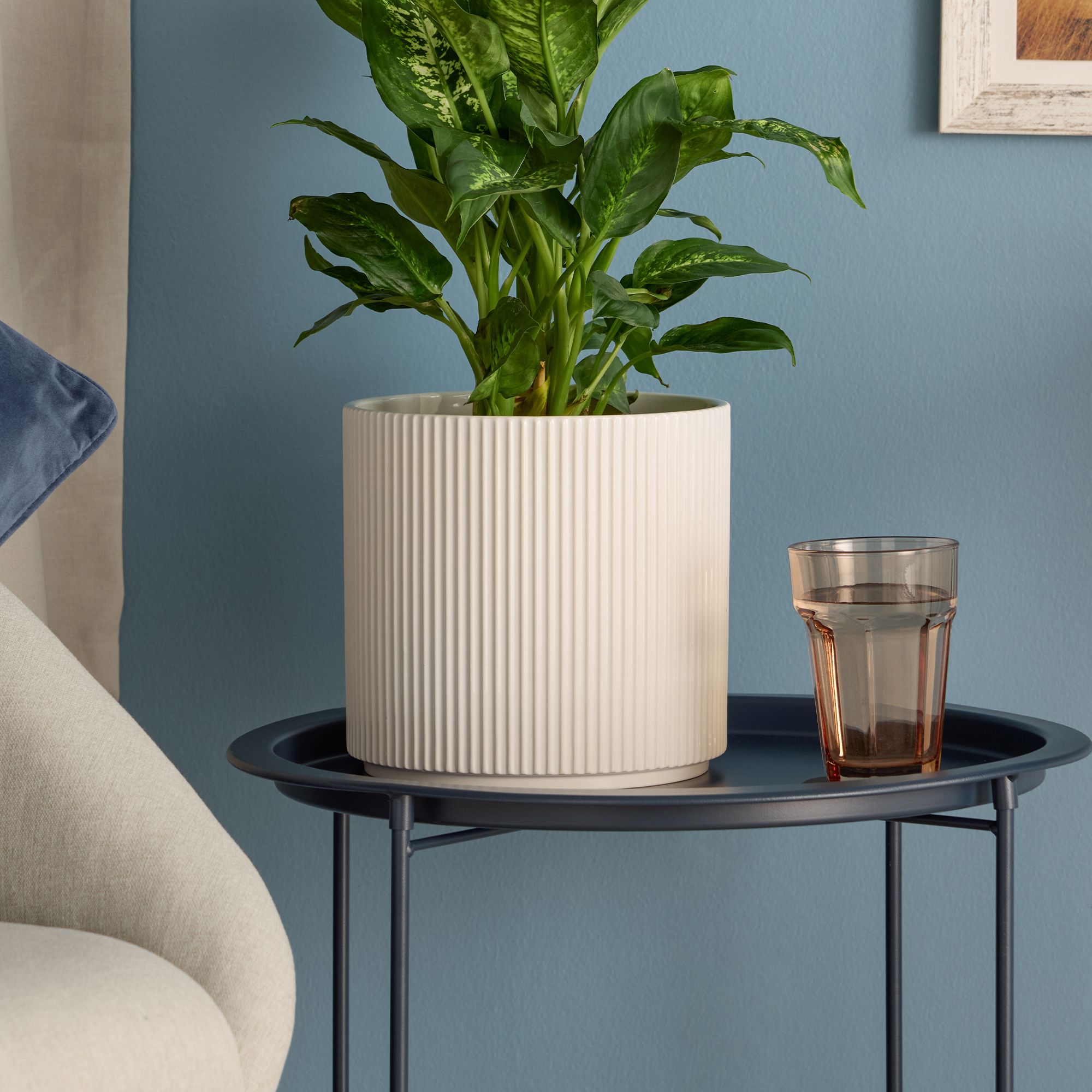 Verve Painted White Ribbed Ceramic Plant pot (Dia) 21cm, (H)19cm