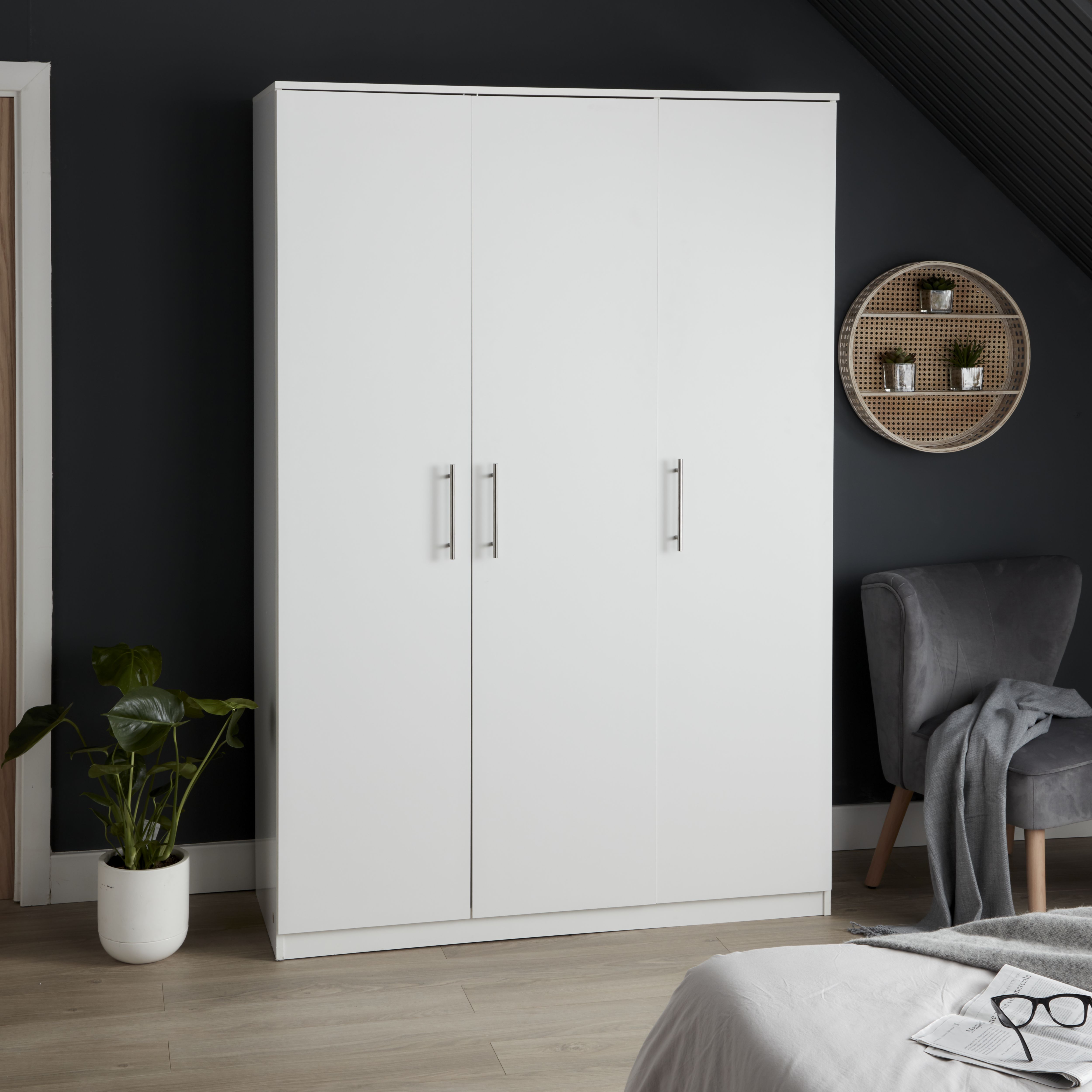 Vinova Matt white Large Triple Wardrobe (H)1995mm (W)1350mm (D)500mm