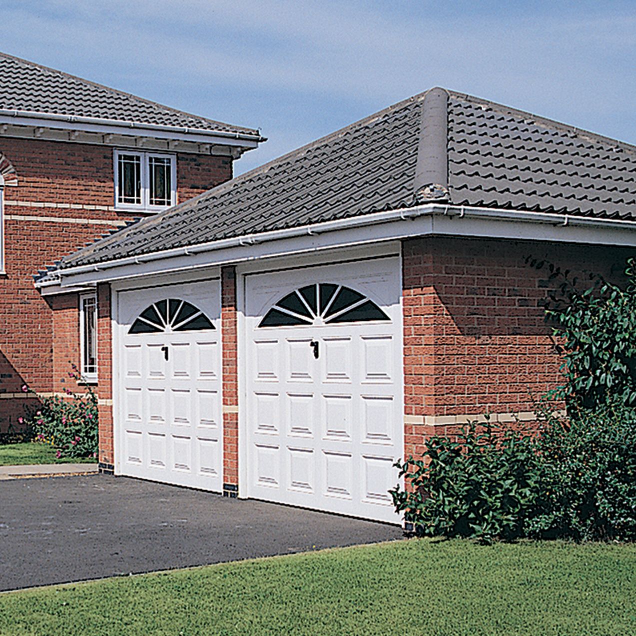 Washington Framed Retractable White Garage door