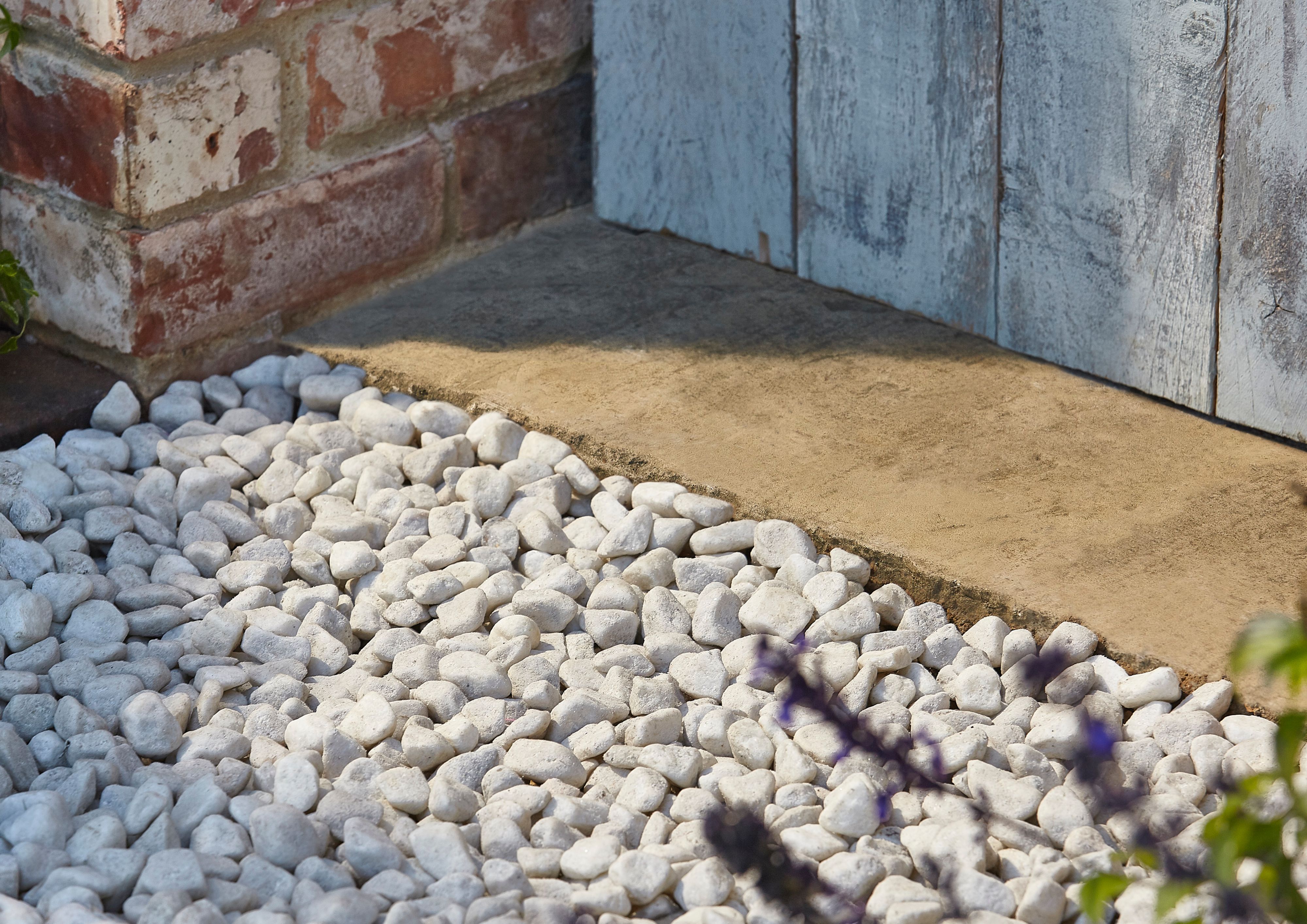 White 15 25mm Rounded pebbles DIY at B Q