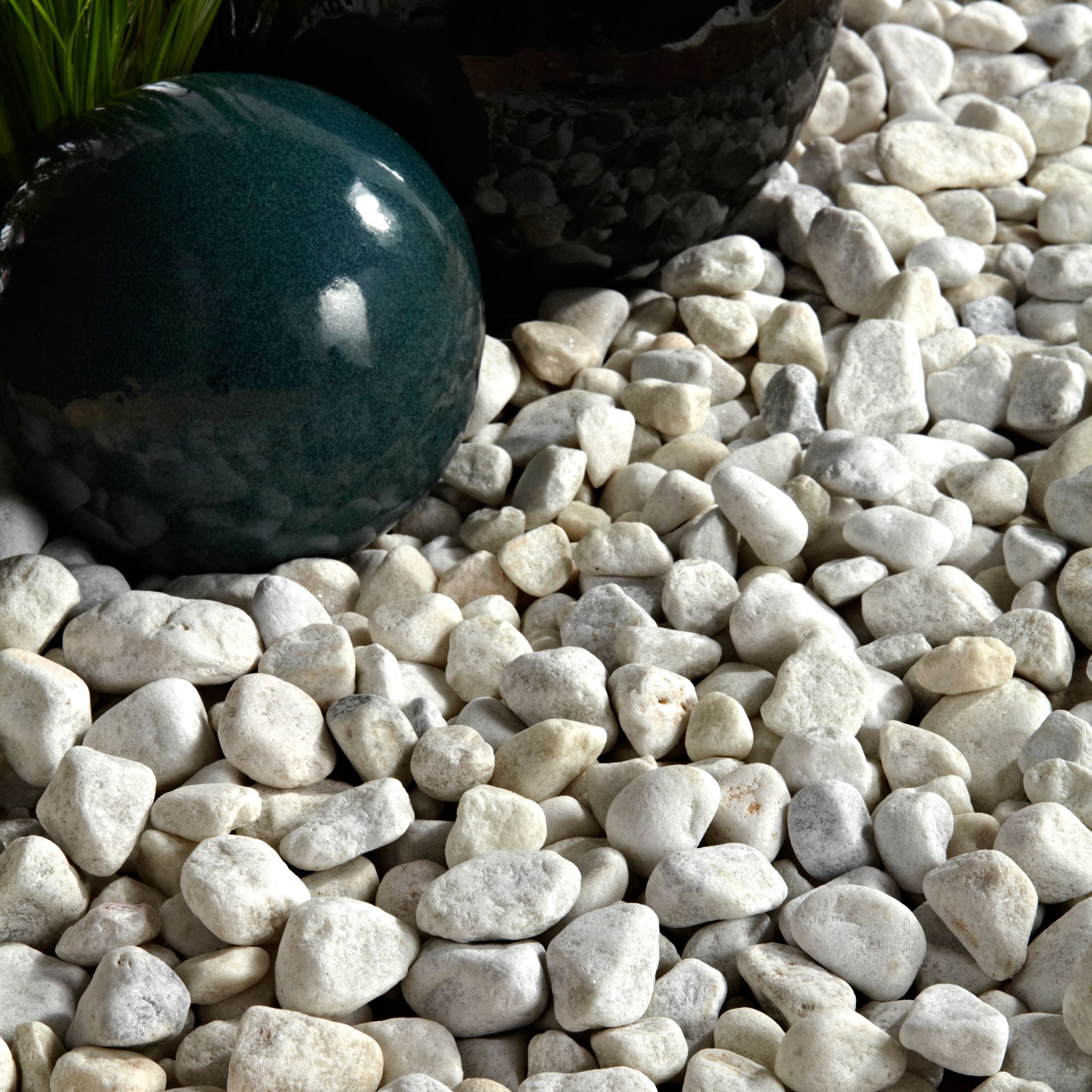 White Pebbles 790kg | DIY At B&Q