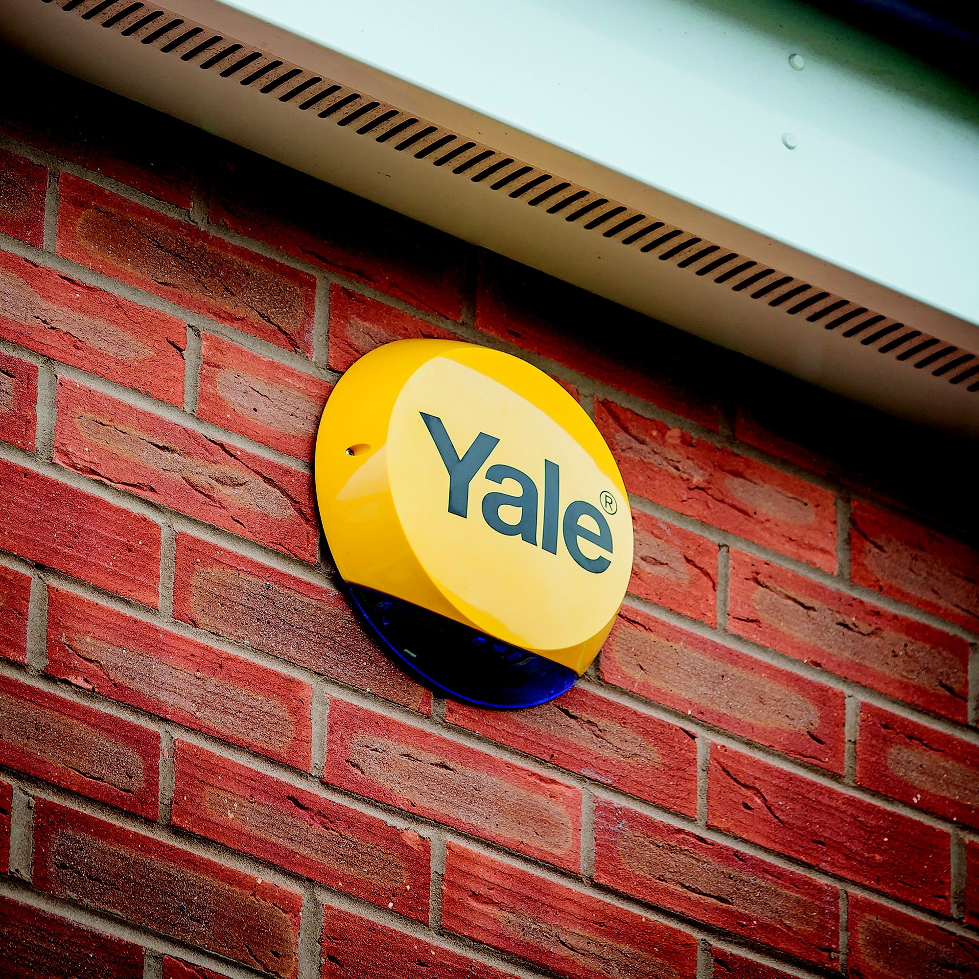 Yale Battery-powered Flashing dummy siren