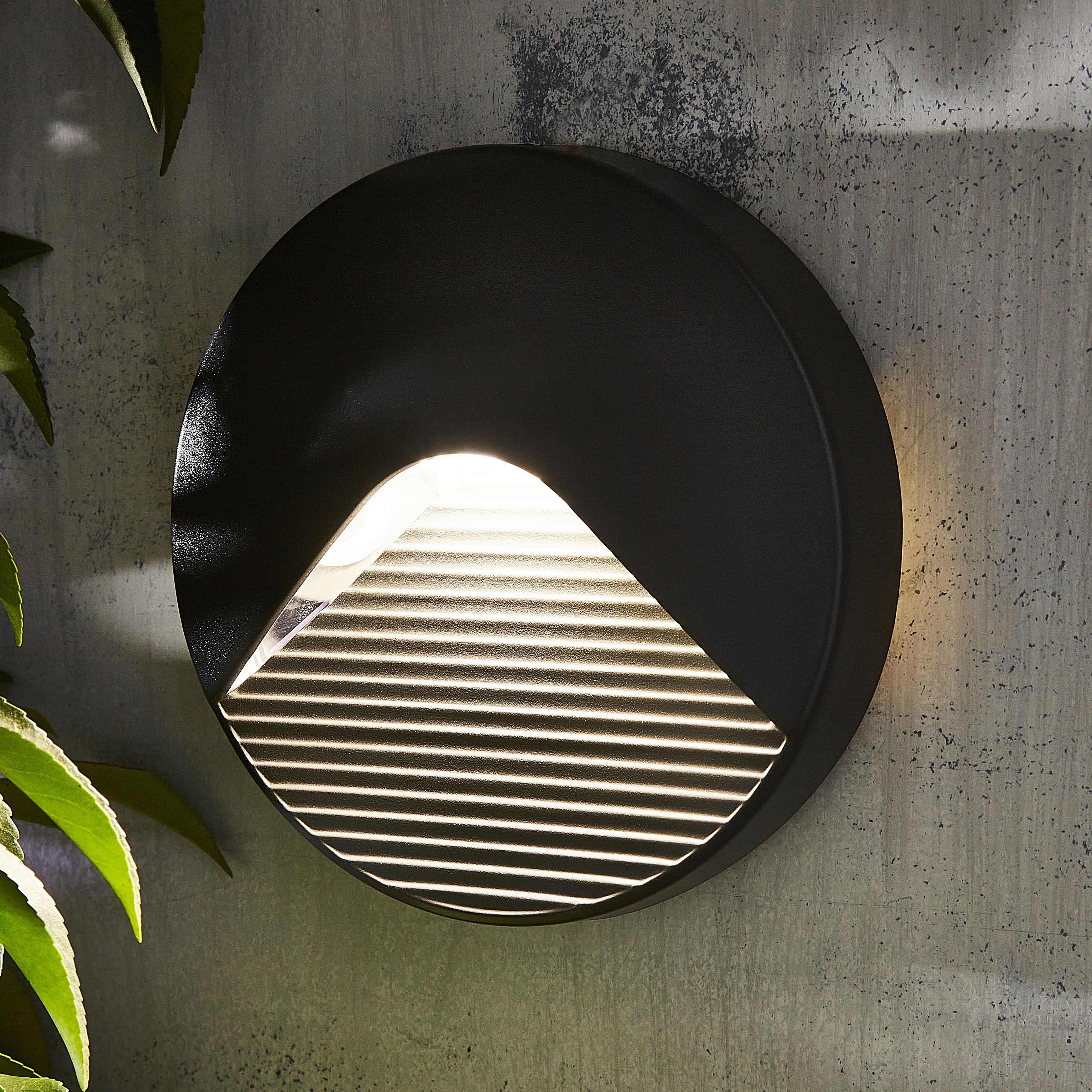 Zinc Crafter Fixed Matt Anthracite Charcoal effect Mains-powered Integrated LED Outdoor brick ON/OFF Wall light 180lm (Dia)13cm