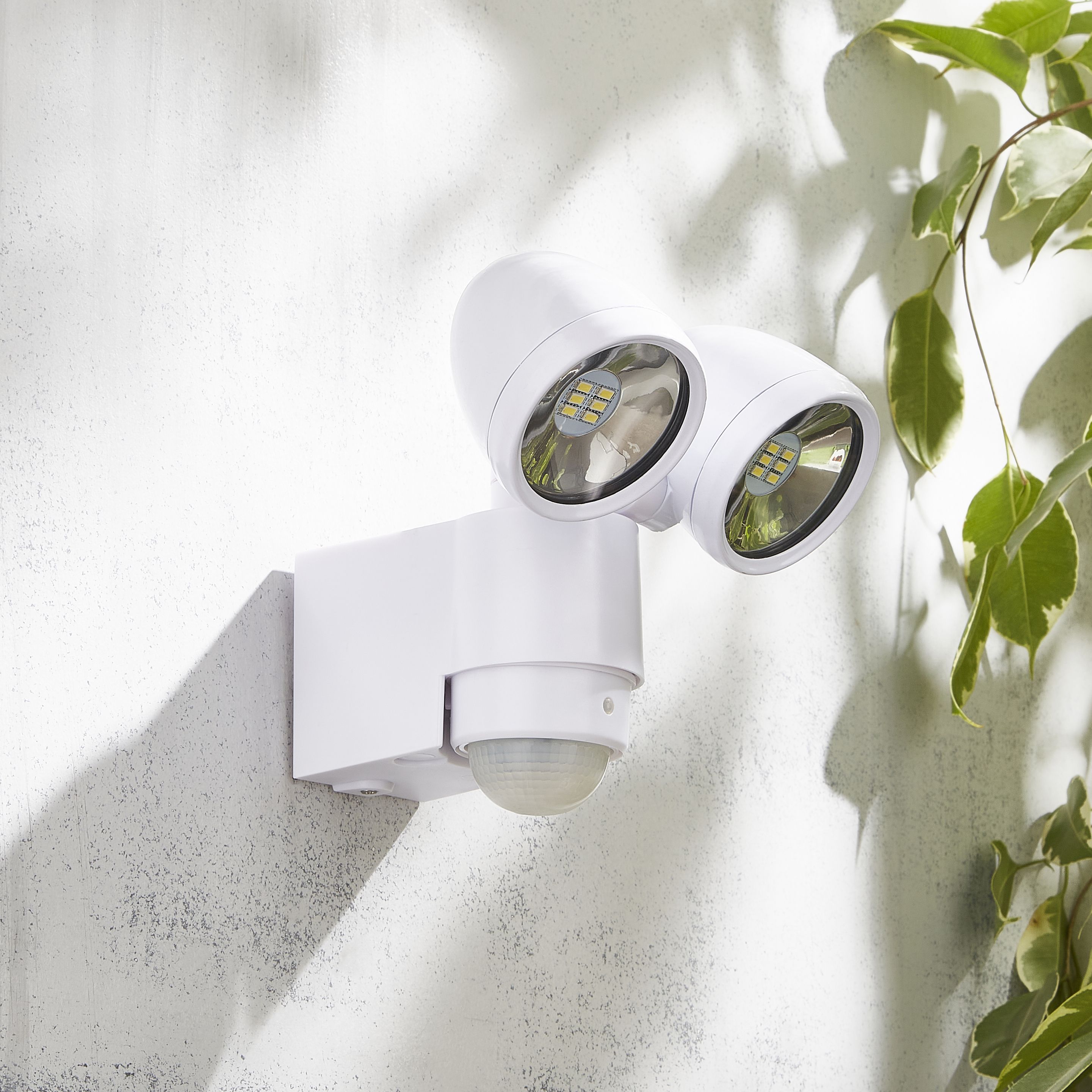 Zinc Oust BQ-37493-WHT White Mains-powered Cool white Outdoor LED PIR Double floodlight 480lm - 4
