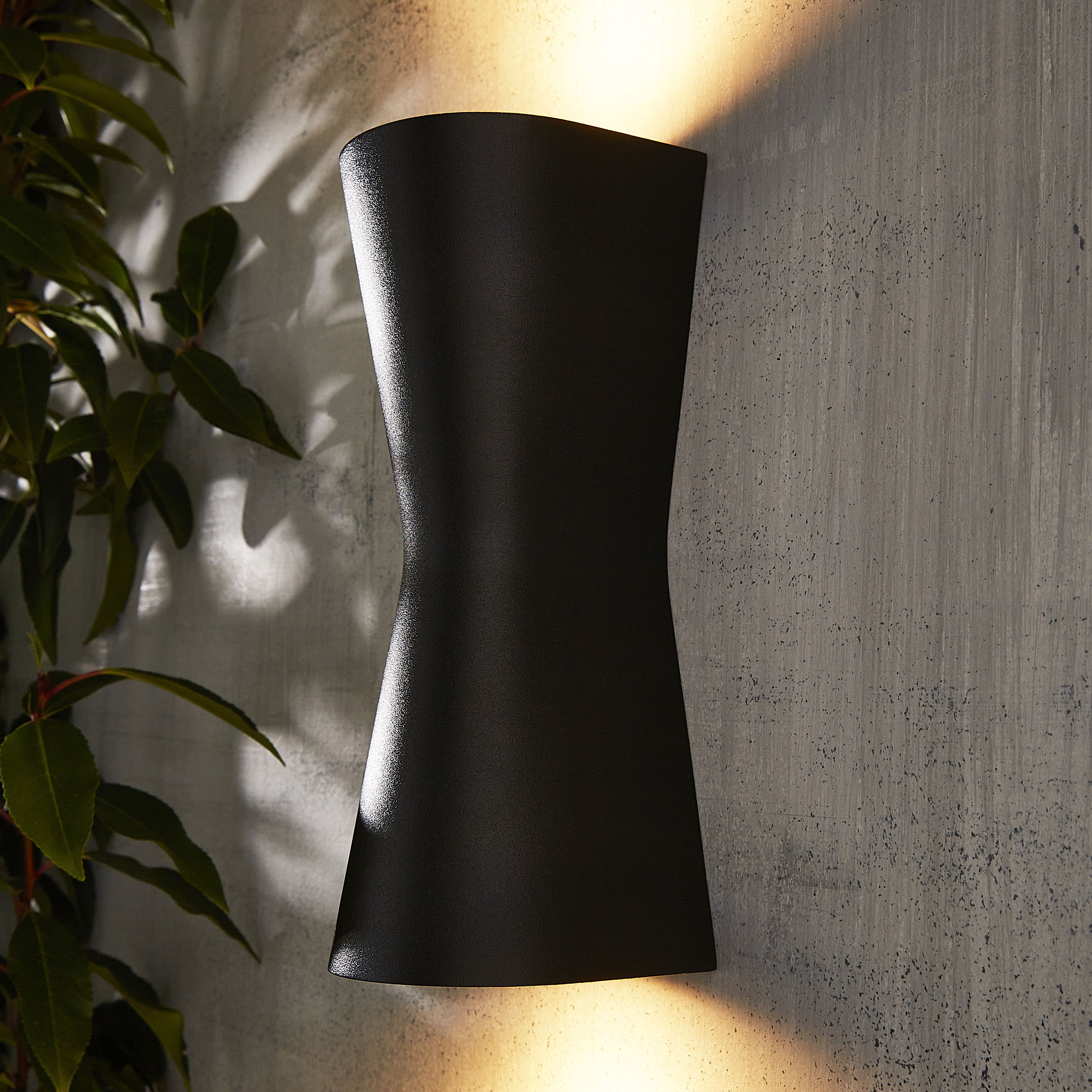 Zinc Vanir Fixed Matt Black Mains-powered LED Outdoor On/Off Wall light (Dia)8cm | DIY at B&Q