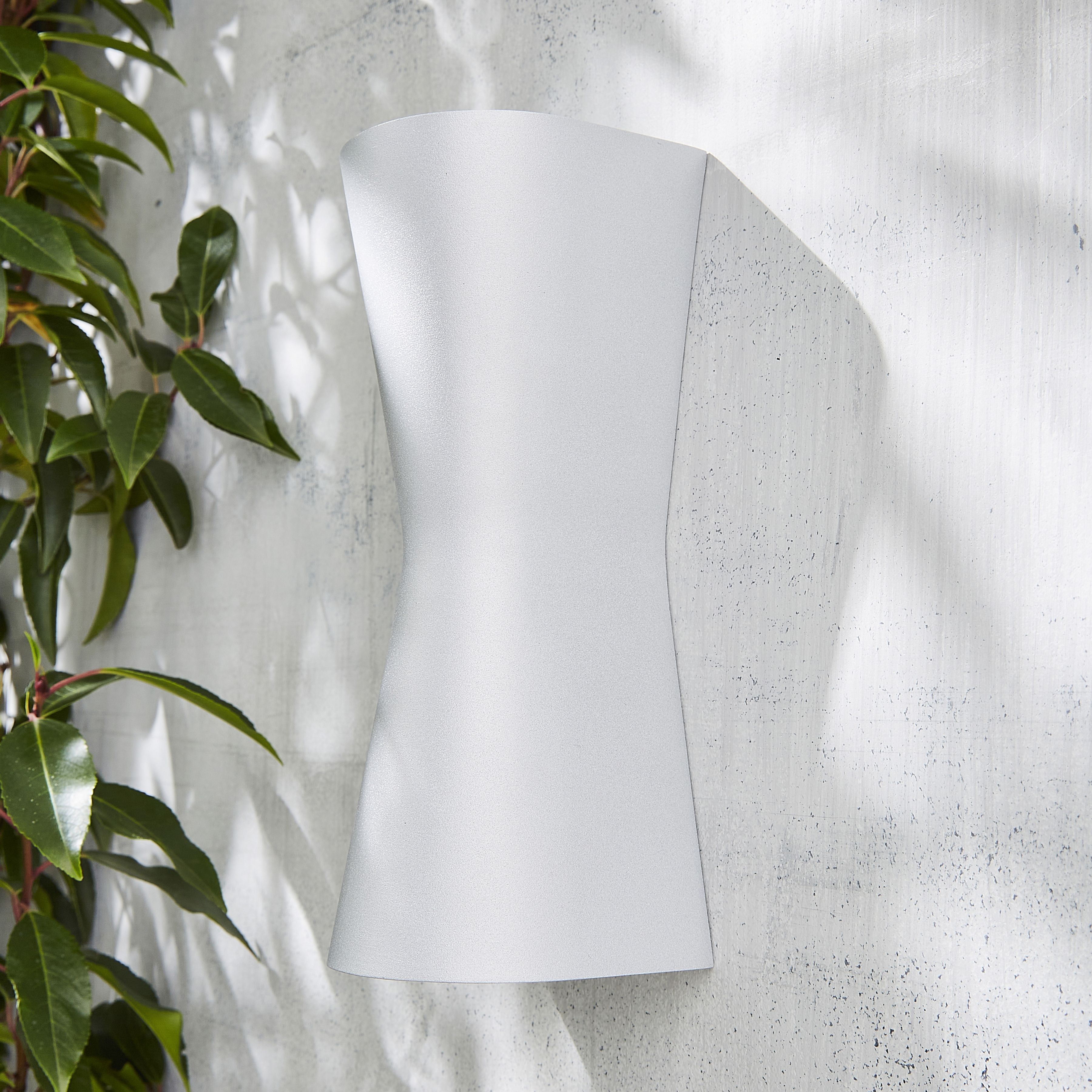 Zinc Vanir Fixed Matt Silver effect Mains-powered LED Outdoor Contemporary ON/OFF Wall light (Dia)8cm