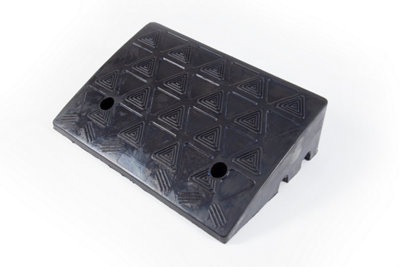 The Ramp People 135mm Rubber Kerb Ramp For CarsMotorbikesShedsDrivewayGarage 5000Kg Capacity Fixings Included from B&Q