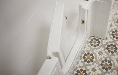 Family bathroom, close-up of the walk-in bath and its low threshold door.
