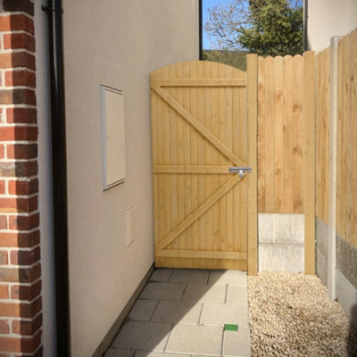Darphe Pine Wooden Semi Braced Garden Gate Freestanding Side Opening Fence Partition 150Cm Height from B&Q
