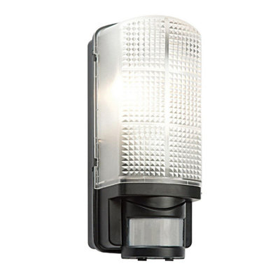 Bright Source 7W Ip44 Black Led Security BulkheadCctPir Sensor from B&Q