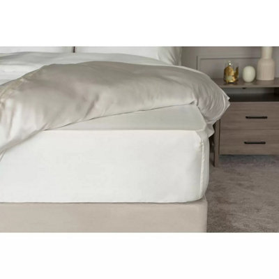 Xample Belledorm 100% Mulberry Silk Ivory Fitted SheetKing from B&Q
