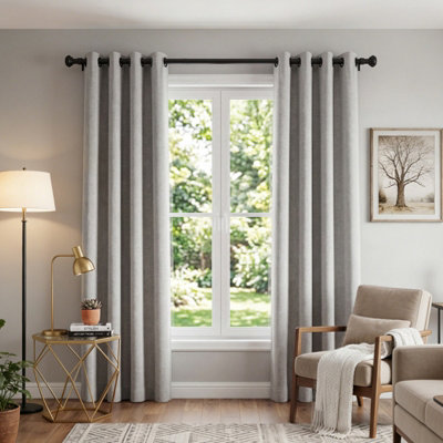 Darphe Matte Black Adjustable Metal Telescopic Curtain Rod And Brackets 183-366Cm from B&Q