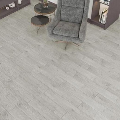 B&Q -  8mm Everest Laminate Flooring 1.83M2