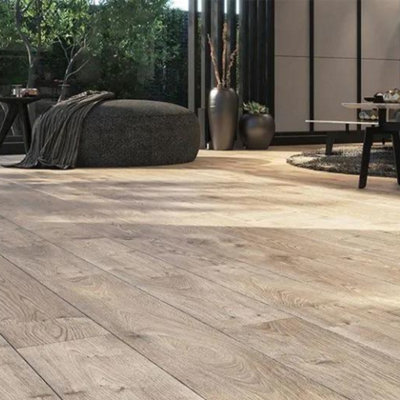 B&Q -  8mm Tibet Laminate Flooring 1.83M2